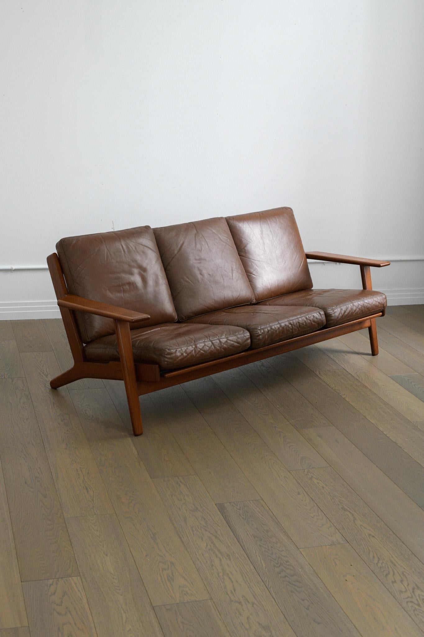 Schönes Sofa GE 290/3 aus den 1950er Jahren, entworfen von Hans J. Wegner und 1953 von Getama in Dänemark hergestellt. 

Das Sofa ist in einem sehr guten Vintage-Zustand, möglicherweise wurde es irgendwann einmal überarbeitet. Die Lederpads haben