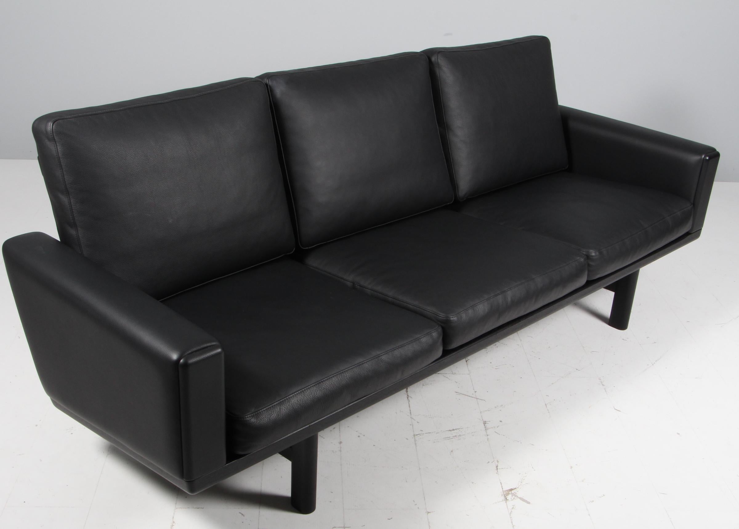 Sofá de tres plazas Hans J. Wegner original tapizado en cuero negro.

Estructura de roble negro macizo.

Modelo 236/3, fabricado por GETAMA.