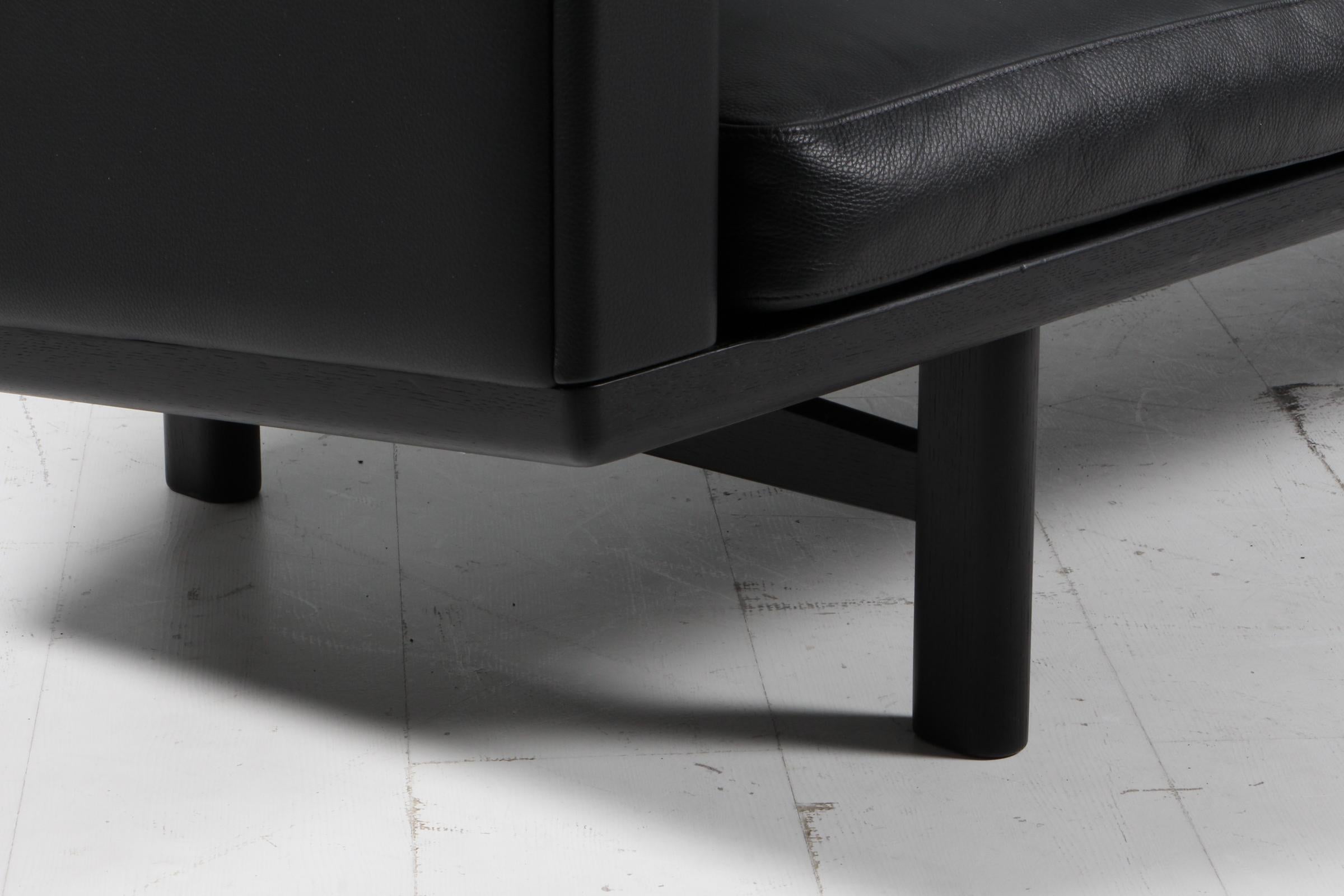Sofá de tres plazas Hans J. Wegner, modelo 236/3 cuero negro y roble negro Danés en venta