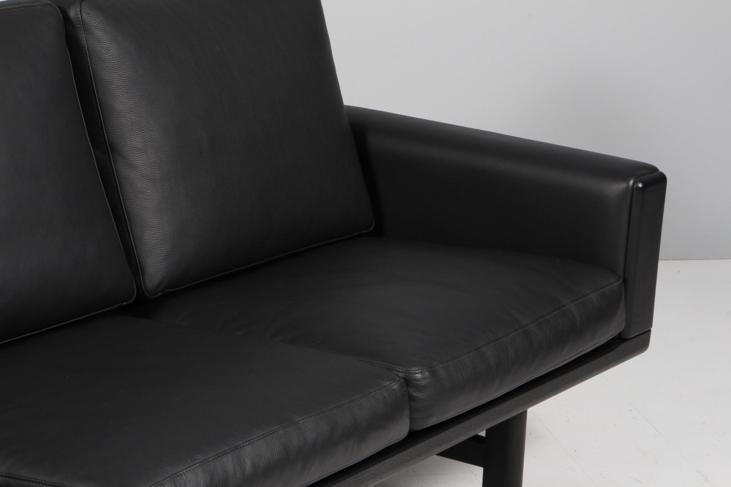 Sofá de tres plazas Hans J. Wegner, modelo 236/3 cuero negro y roble negro en Excelente estado para la venta en Esbjerg, DK