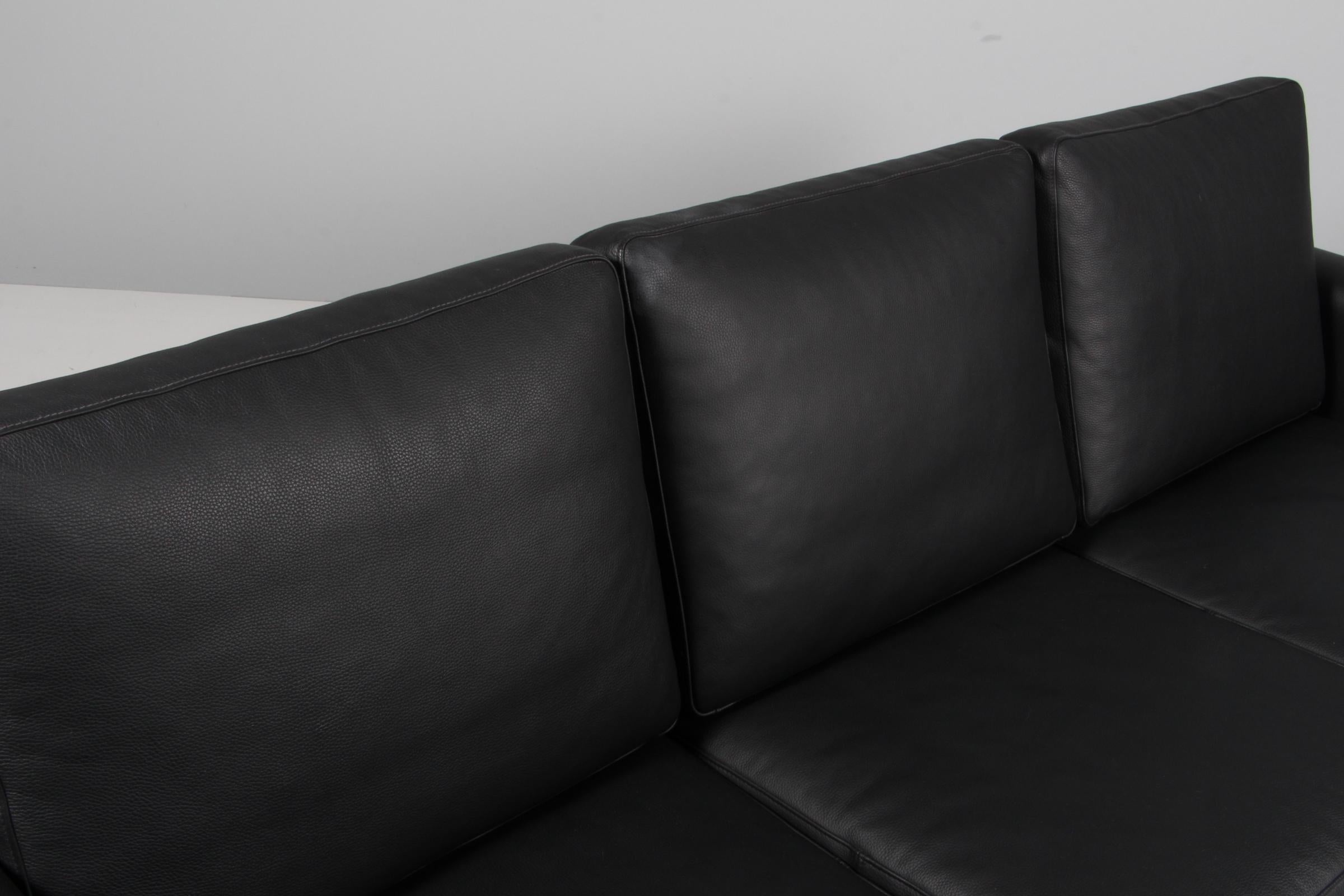 Sofá de tres plazas Hans J. Wegner, modelo 236/3 cuero negro y roble negro mediados del siglo XX en venta