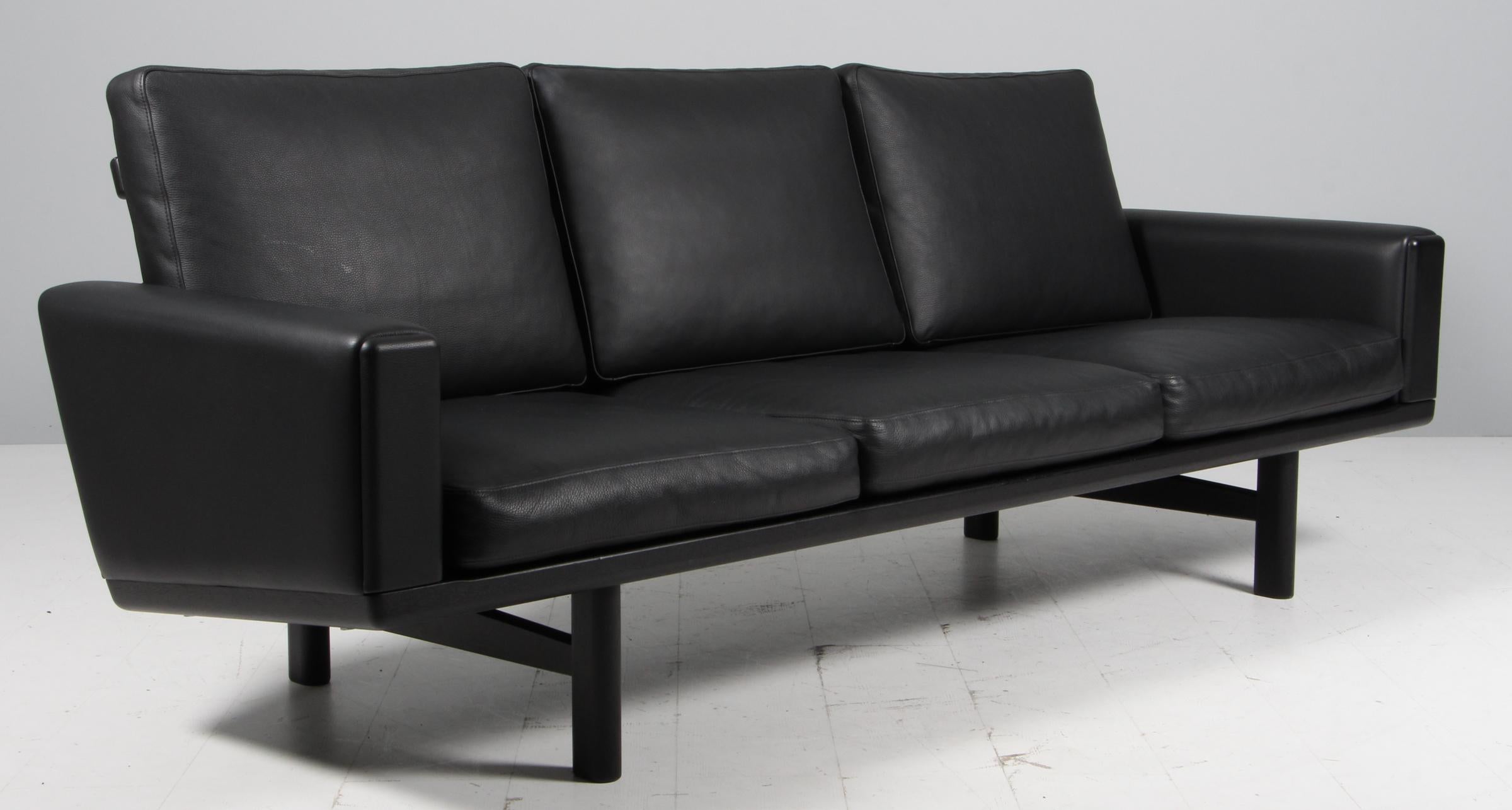 Sofá de tres plazas Hans J. Wegner, modelo 236/3 cuero negro y roble negro en venta