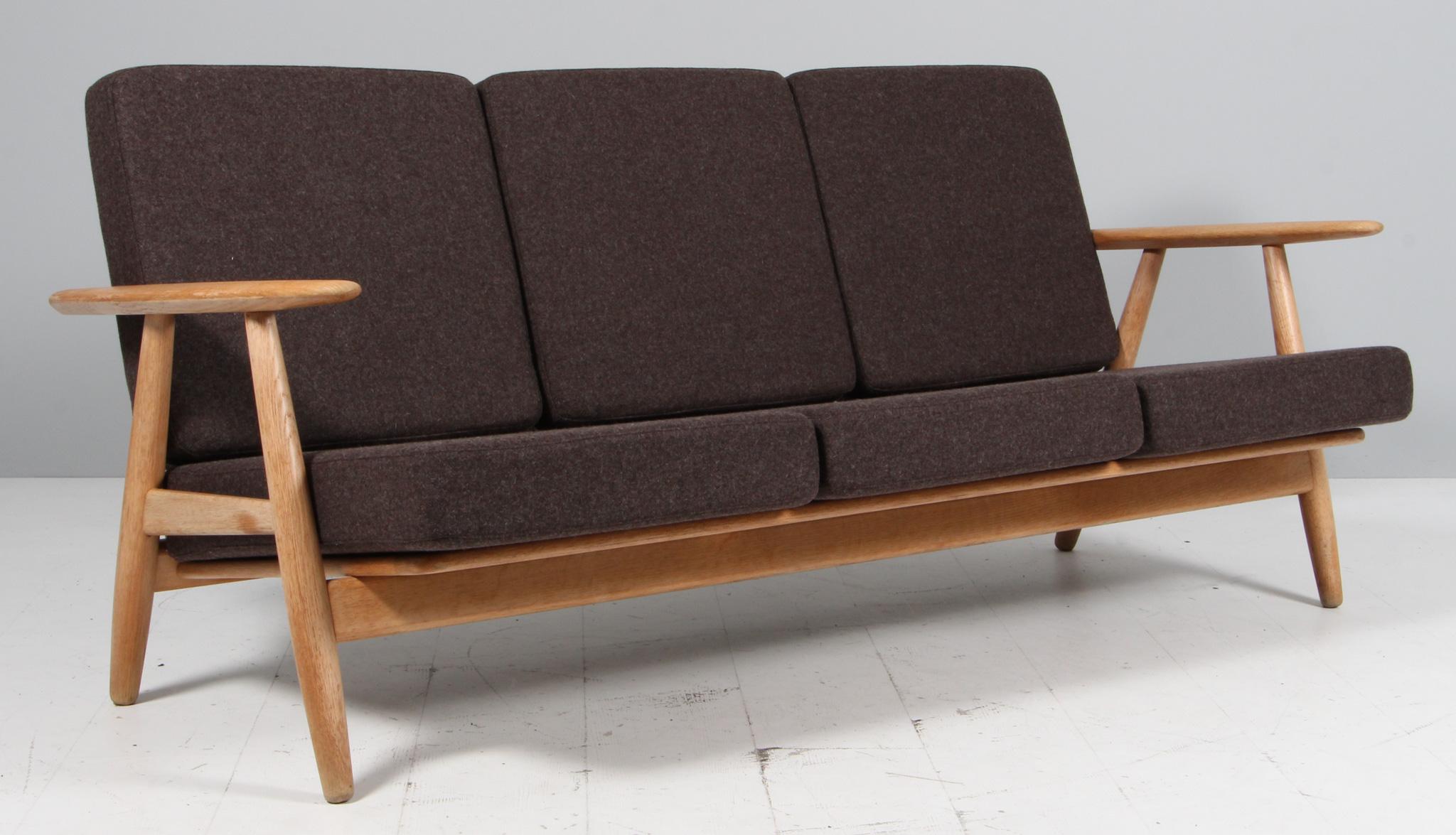 Sofá de tres plazas Hans J. Wegner de roble macizo.

Nuevo tapizado con lana 100% de Nueva Zelanda.

Modelo 240, fabricado por GETAMA.

