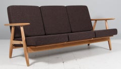 Hans J. Wegner, Dreisitziges Sofa, Model No. 240, Eiche, Wolle, 1970er Jahre