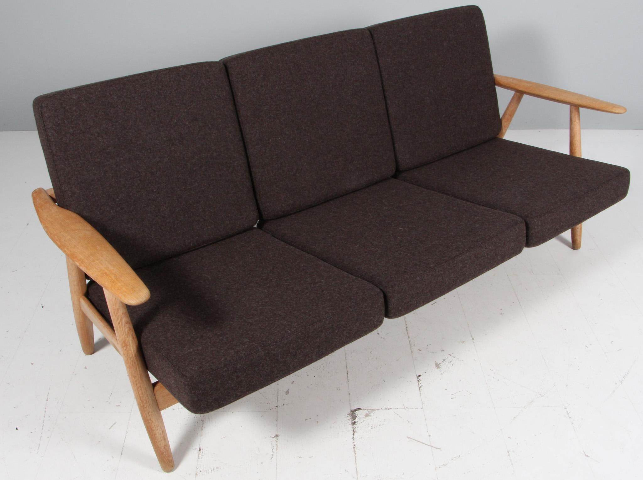 Hans J. Wegner, Sofá de tres plazas, Modelo 240, roble, lana, años 70 Moderno de mediados de siglo en venta