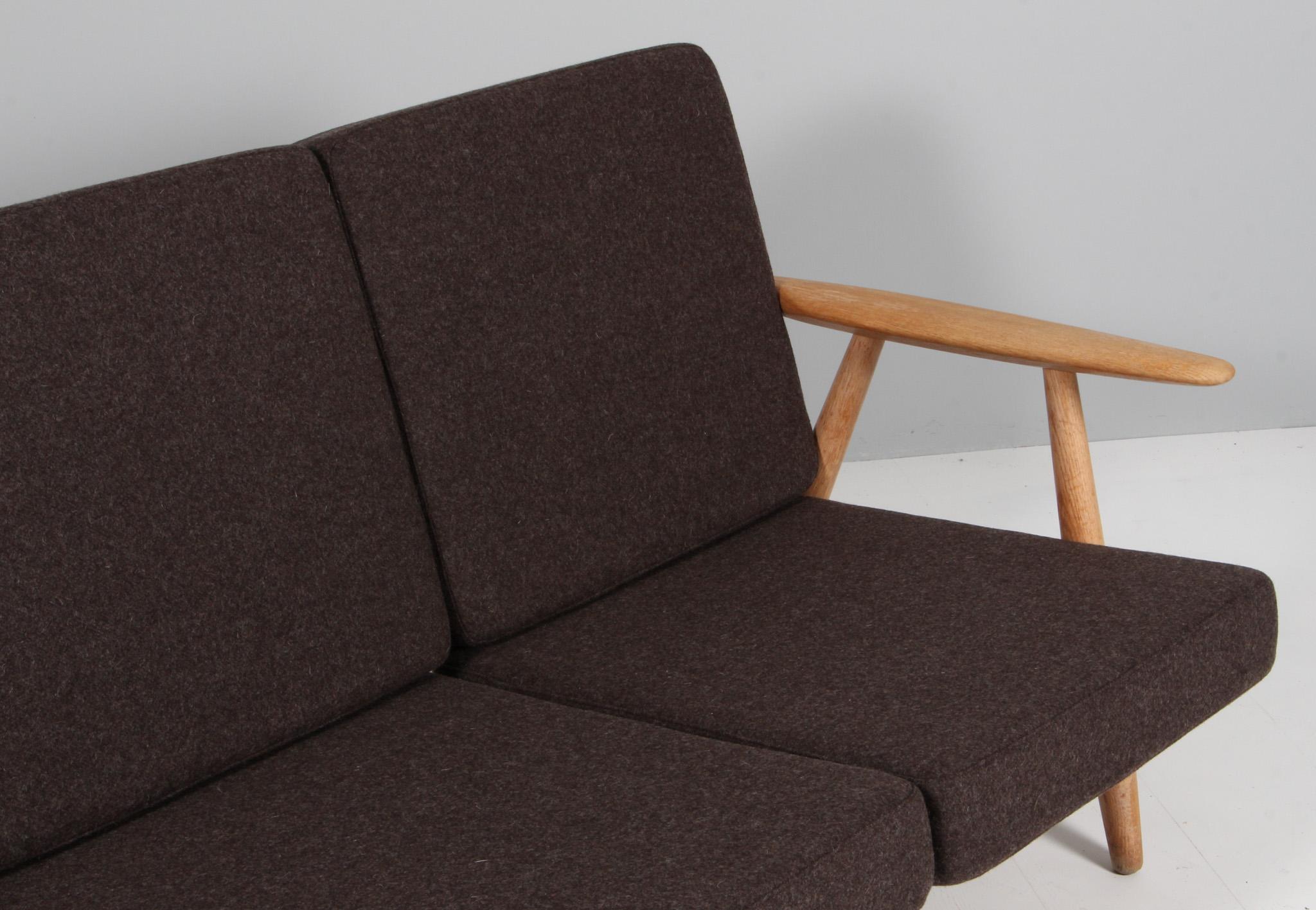 Hans J. Wegner, Sofá de tres plazas, Modelo 240, roble, lana, años 70 en Bueno estado para la venta en Esbjerg, DK