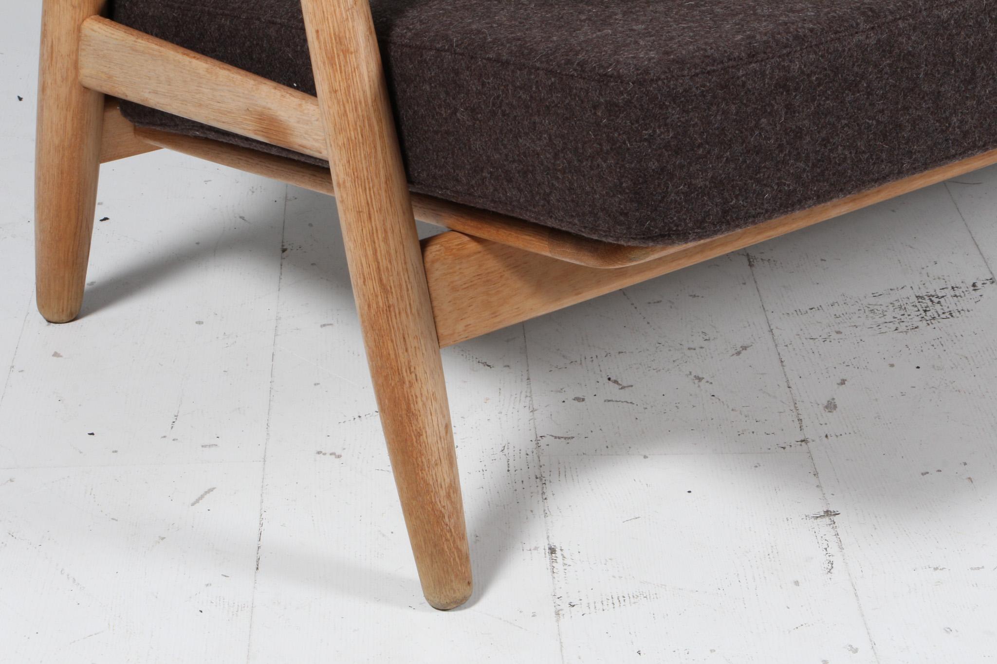 Hans J. Wegner, Sofá de tres plazas, Modelo 240, roble, lana, años 70 mediados del siglo XX en venta