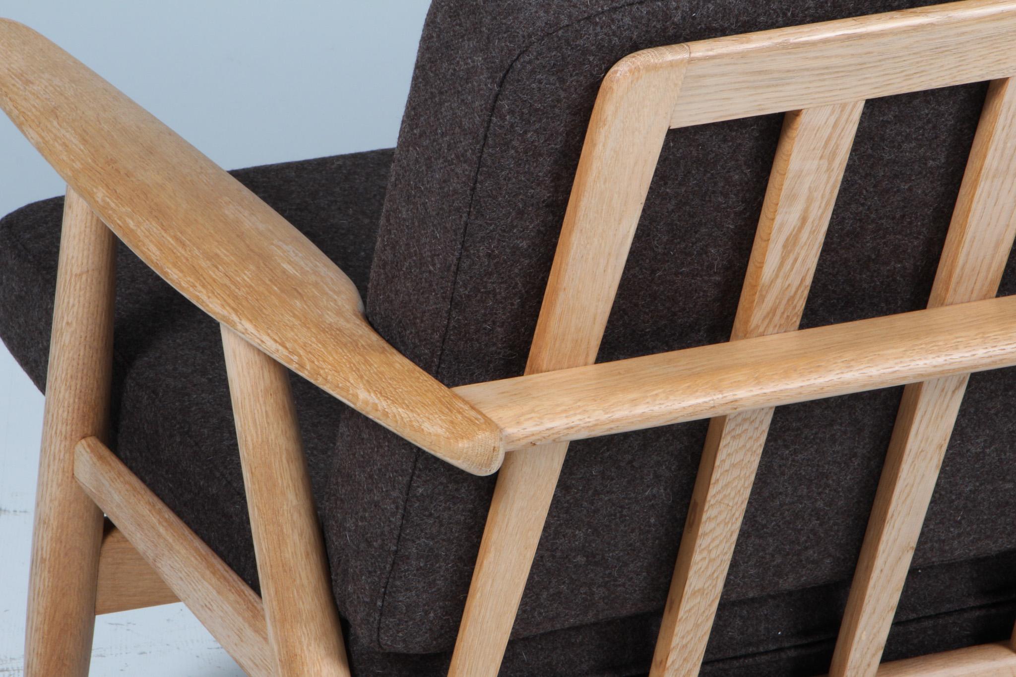 Hans J. Wegner, Sofá de tres plazas, Modelo 240, roble, lana, años 70 en venta 2