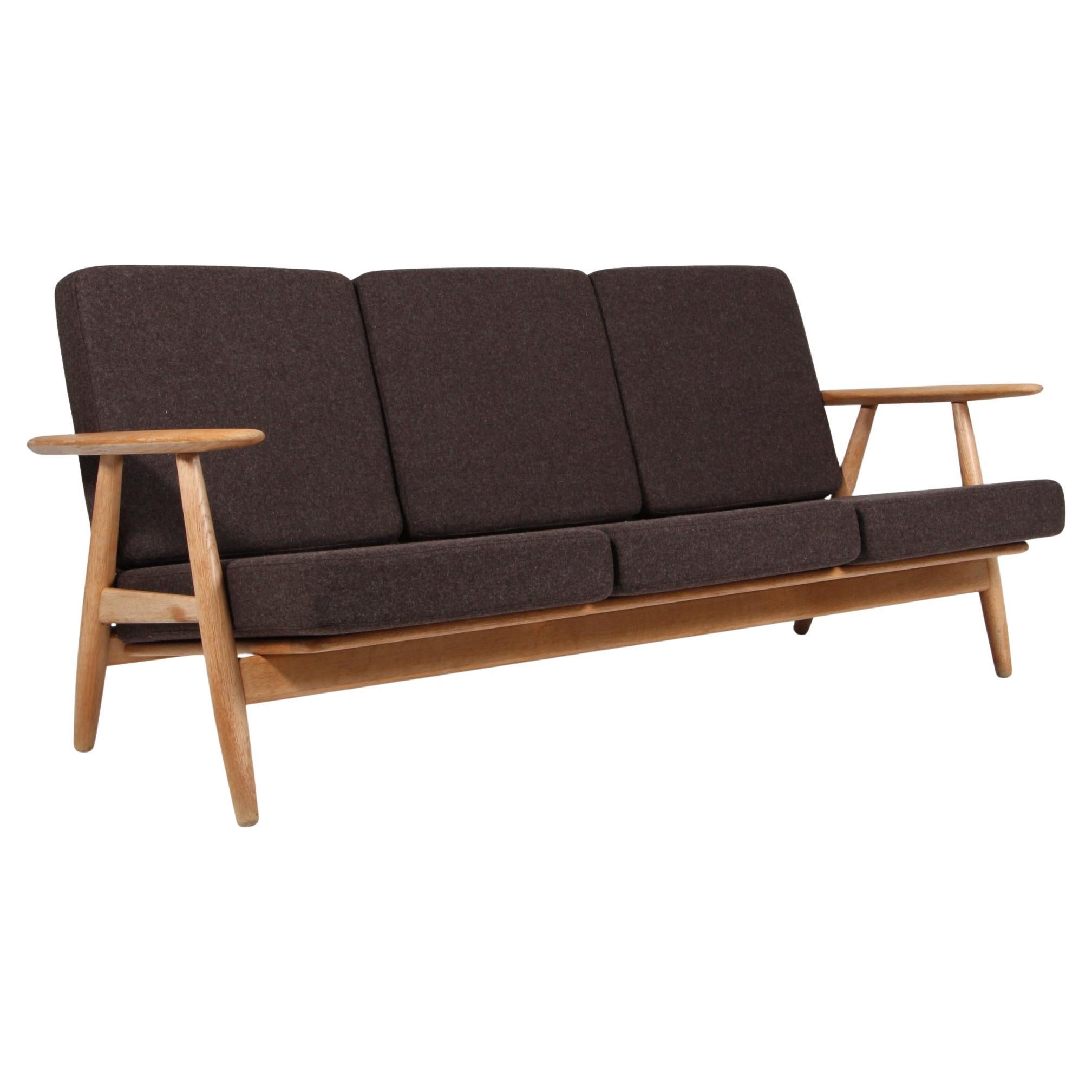 Hans J. Wegner, Sofá de tres plazas, Modelo 240, roble, lana, años 70 en venta