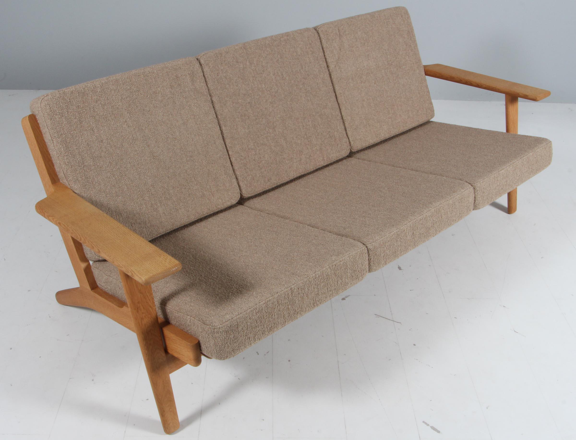 Hans J. Wegner three-seat sofa made of solid soap treated oak.

New upholstered with boucle.

Model 290, made by GETAMA.

