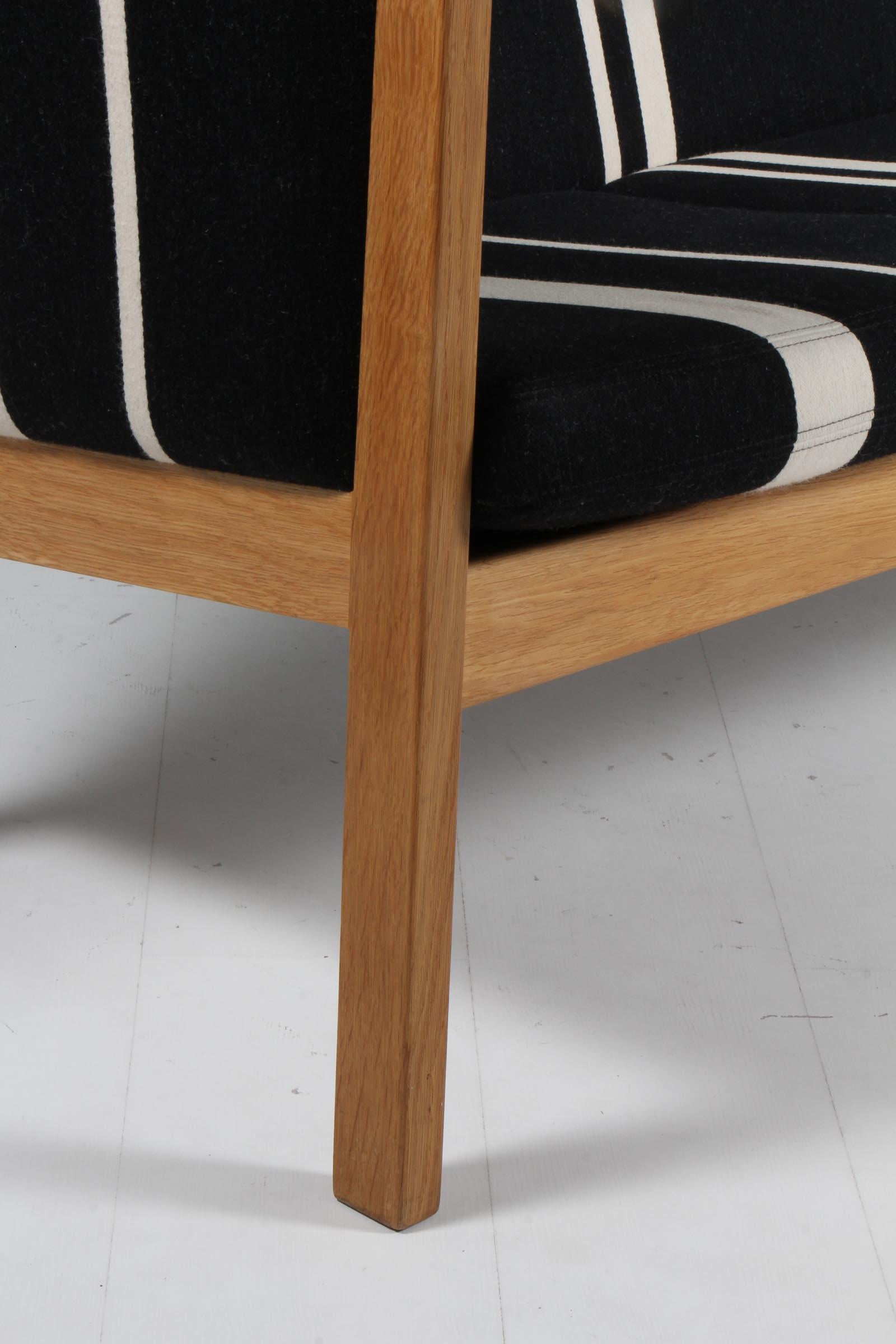 Hans J. Wegner Three-Seat Sofa, model GE285/3 Oak & Savak wool In Excellent Condition In Esbjerg, DK
