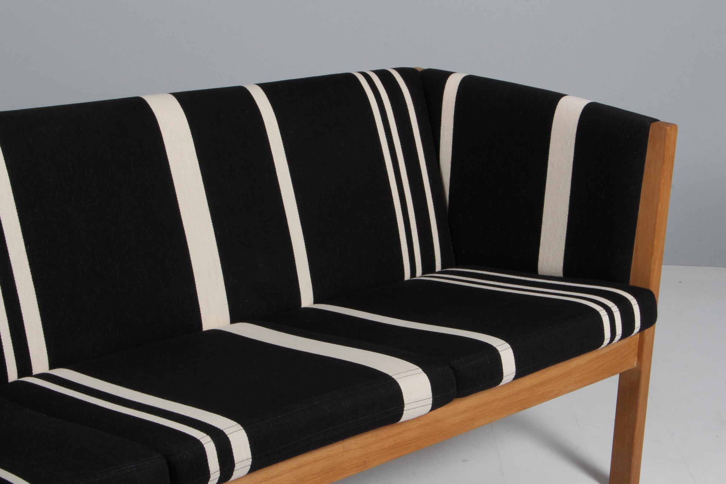 Mid-20th Century Hans J. Wegner Three-Seat Sofa, model GE285/3 Oak & Savak wool