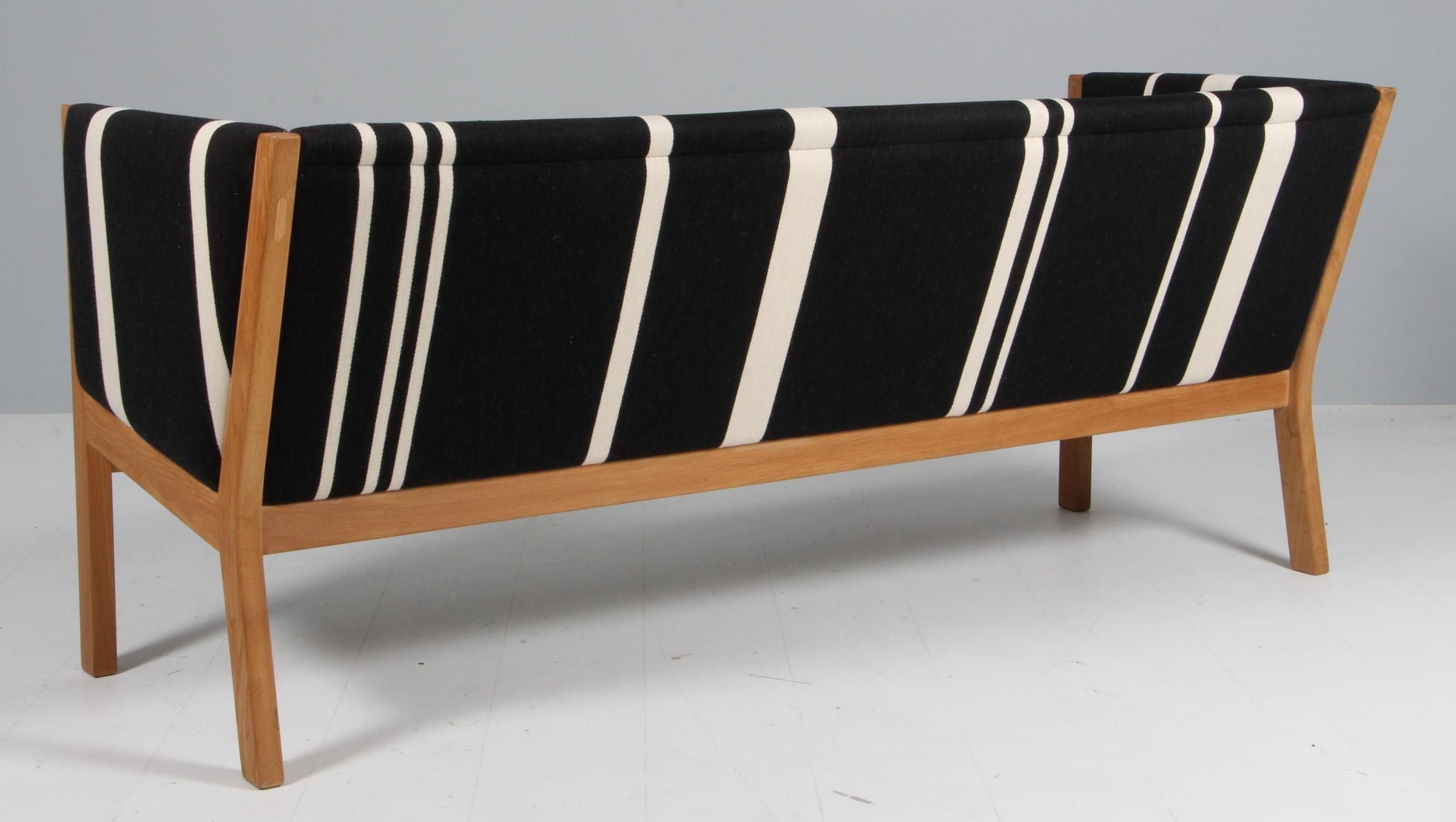 Hans J. Wegner Three-Seat Sofa, model GE285/3 Oak & Savak wool 1