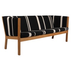 Hans J. Wegner Dreisitziges Sofa, Modell GE285/3 Oak & Savak wool