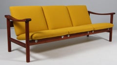 Divano a tre posti in teak di Hans J. Wegner, modello GE280.