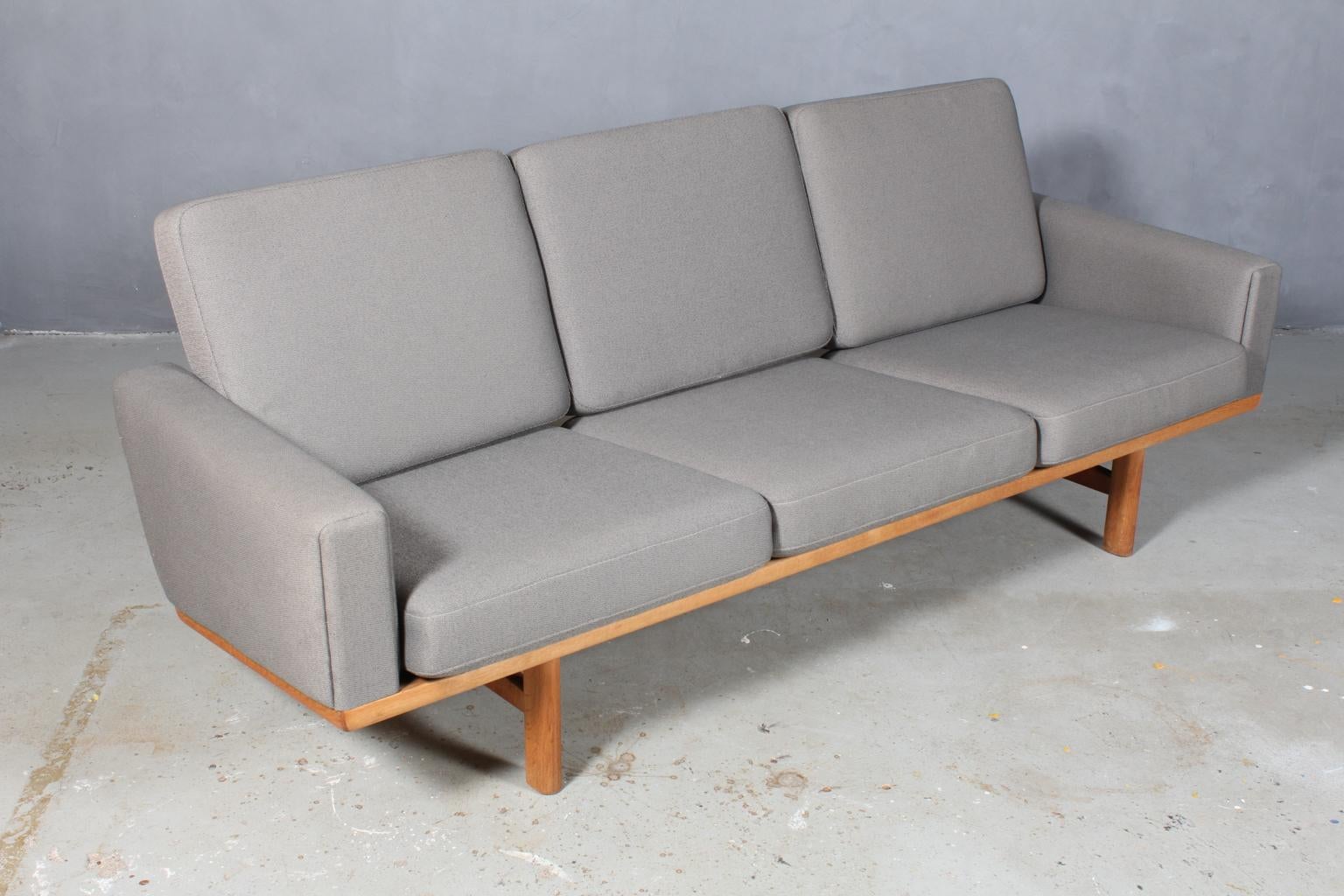 Hans J. Wegner three-seater sofa new upholstered with kvadrat upholstery.

Original Epeda cushions.

Frame in solid oak.

Model 236/3, produced by GETAMA.