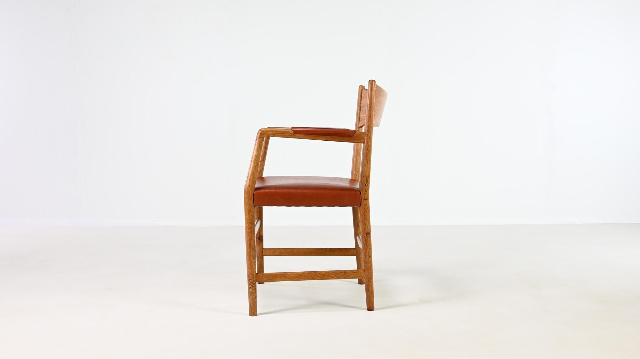Hans J. Wegner, Town Hall chair. Oak and Leather. Denmark C.1940 In Good Condition For Sale In Munster, NRW