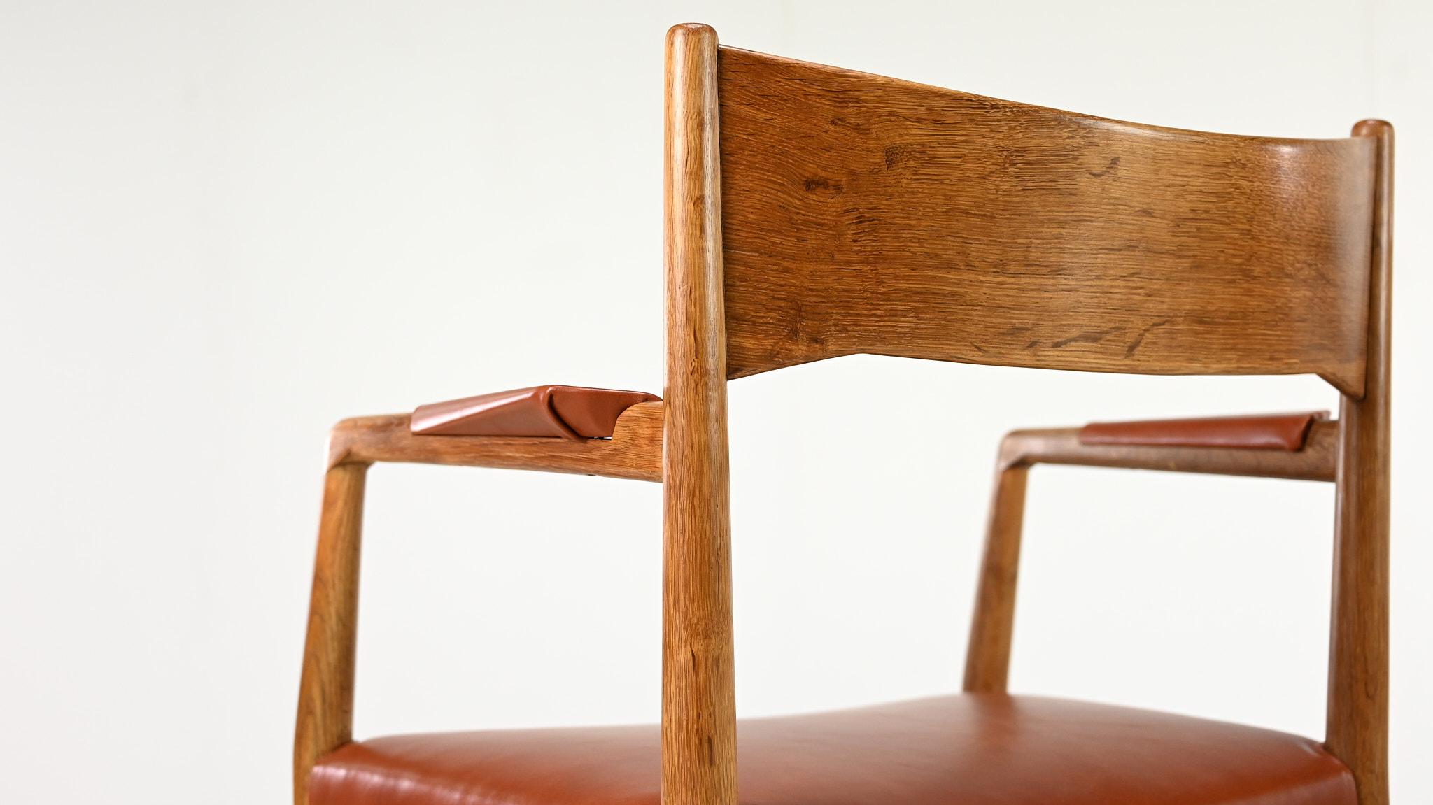 Hans J. Wegner, Town Hall chair. Oak and Leather. Denmark C.1940 For Sale 2