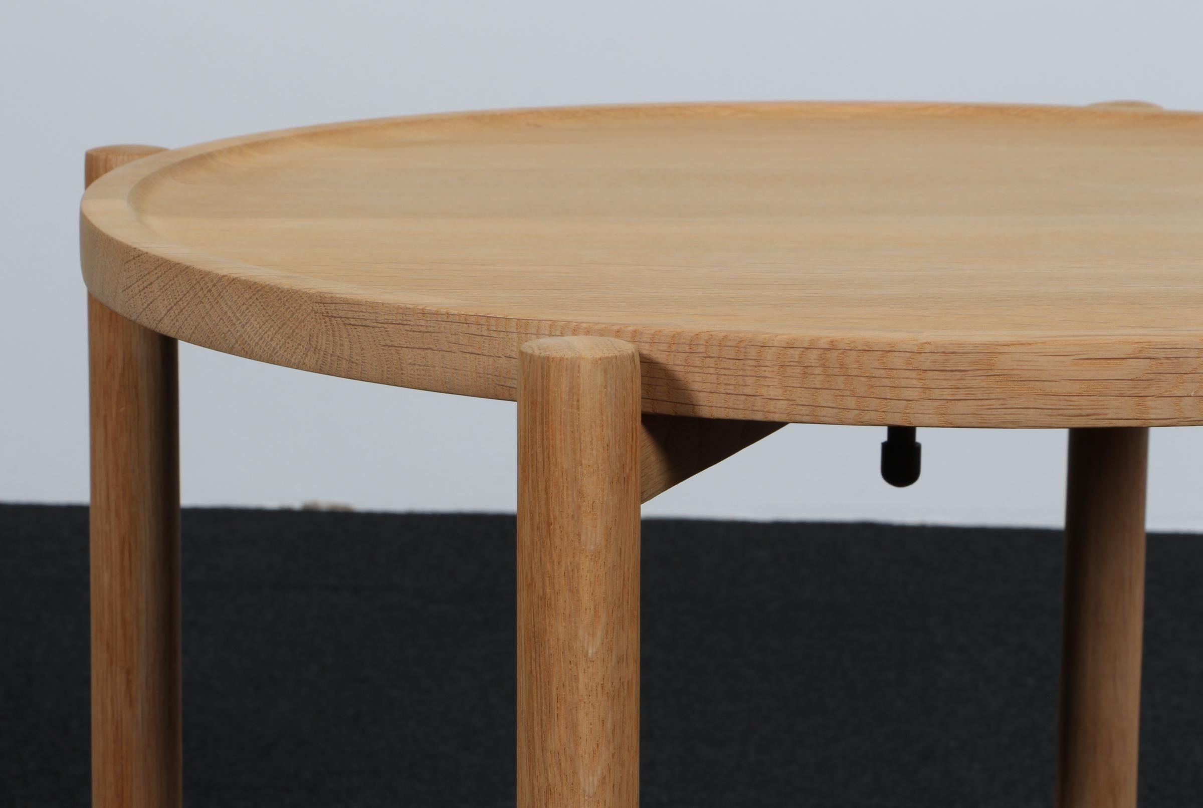 Hans J. Wegner, tray table in solid soap treated oak. PP35 In Excellent Condition For Sale In Esbjerg, DK