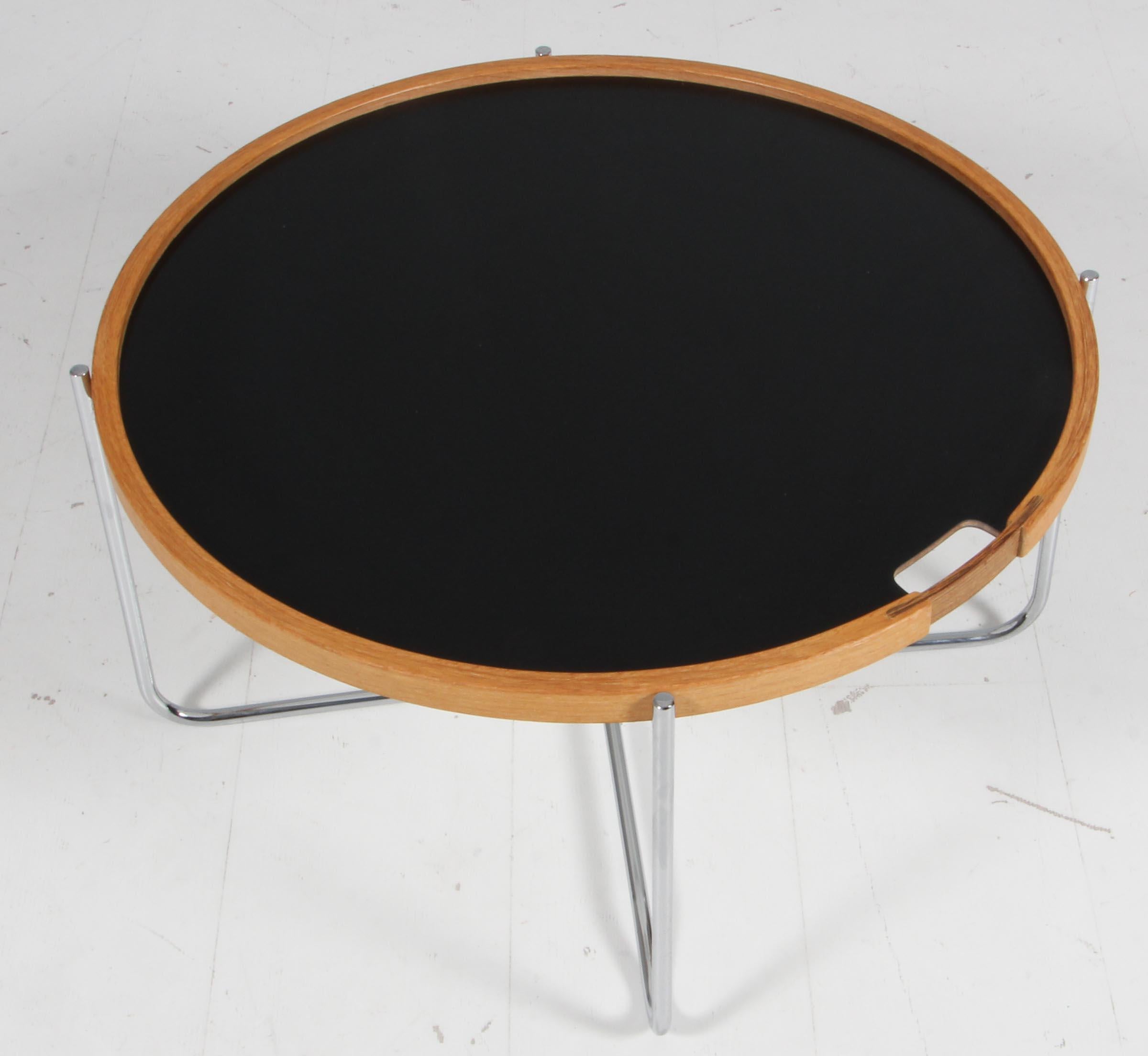 Hans J. Wegner tray table with frame of steel. Plate of black and white formica, oak sides with wenge handle.

Model GE453, made by Getama.
