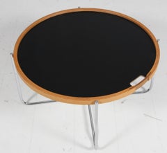 Table à plateau Hans J. Wegner, en chêne, wengé, acier et formica. Modèle GE453