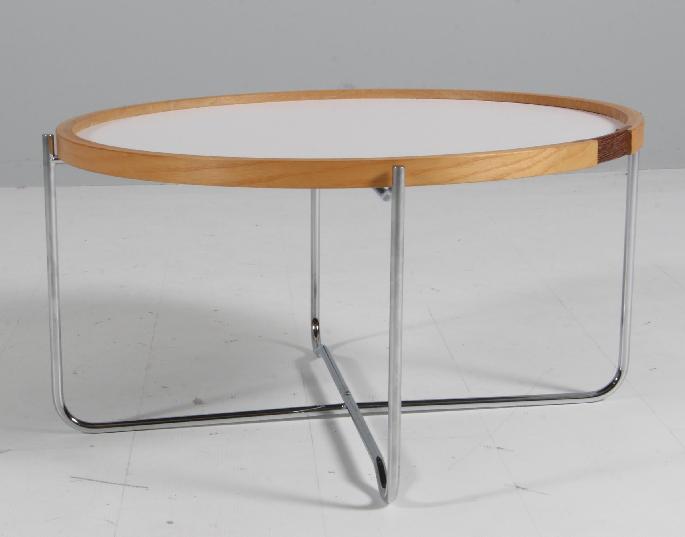 Hans J. Wegner tray table with frame of steel. Plate of black and white formica, oak sides with wenge handle.

Model GE453, made by Getama.