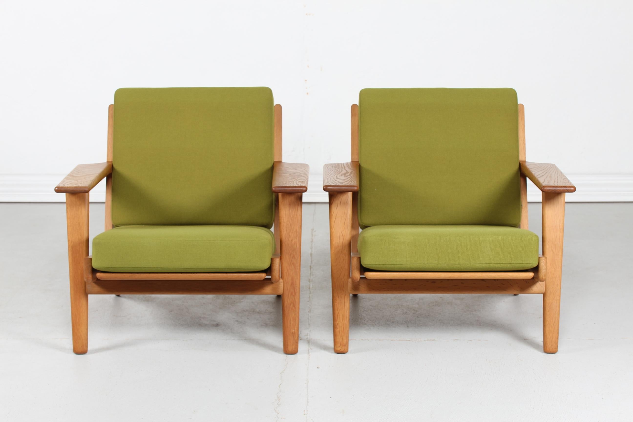Pair of lounge chair model GE 290 by the Danish designer Hans J. Wegner in 1953
These chairs are manufactured in the 1970s of genuine oak with good patina and feature original cushions with green wool fabric
The chair remain in very good condition