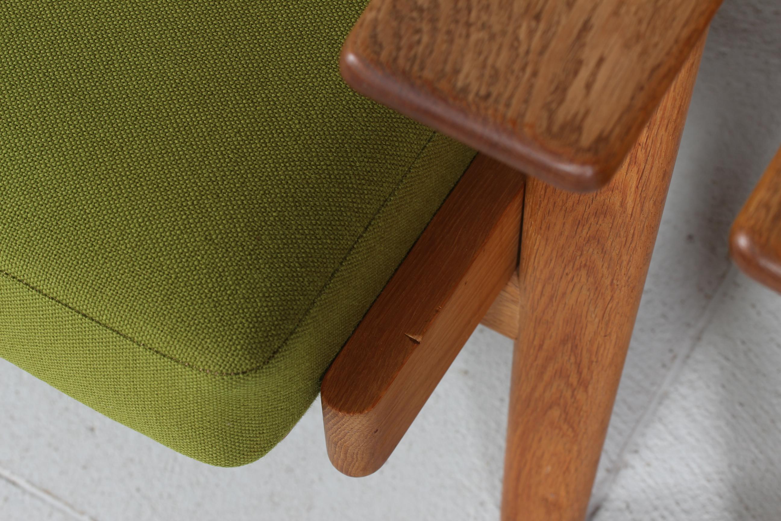 Hans J. Wegner Two Lounge Chairs GE 290 of Oak and Green Wool by GETAMA, 1970s In Good Condition In Silkeborg, Silkeborg