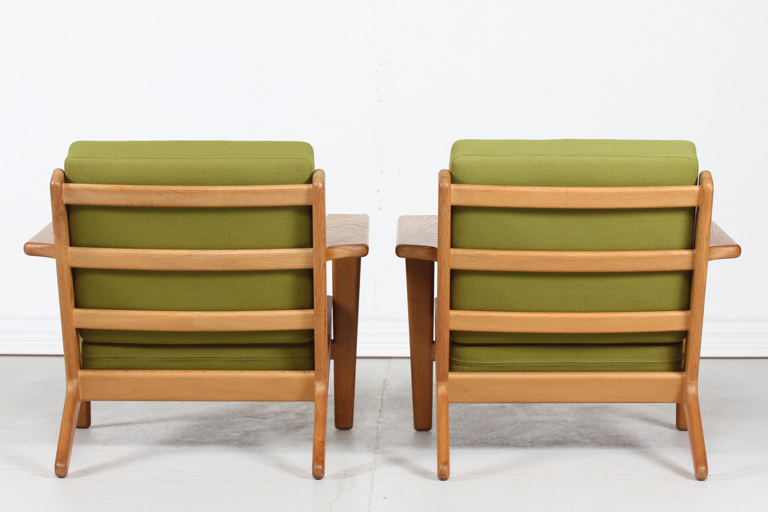 20th Century Hans J. Wegner Two Lounge Chairs GE 290 of Oak and Green Wool by GETAMA, 1970s
