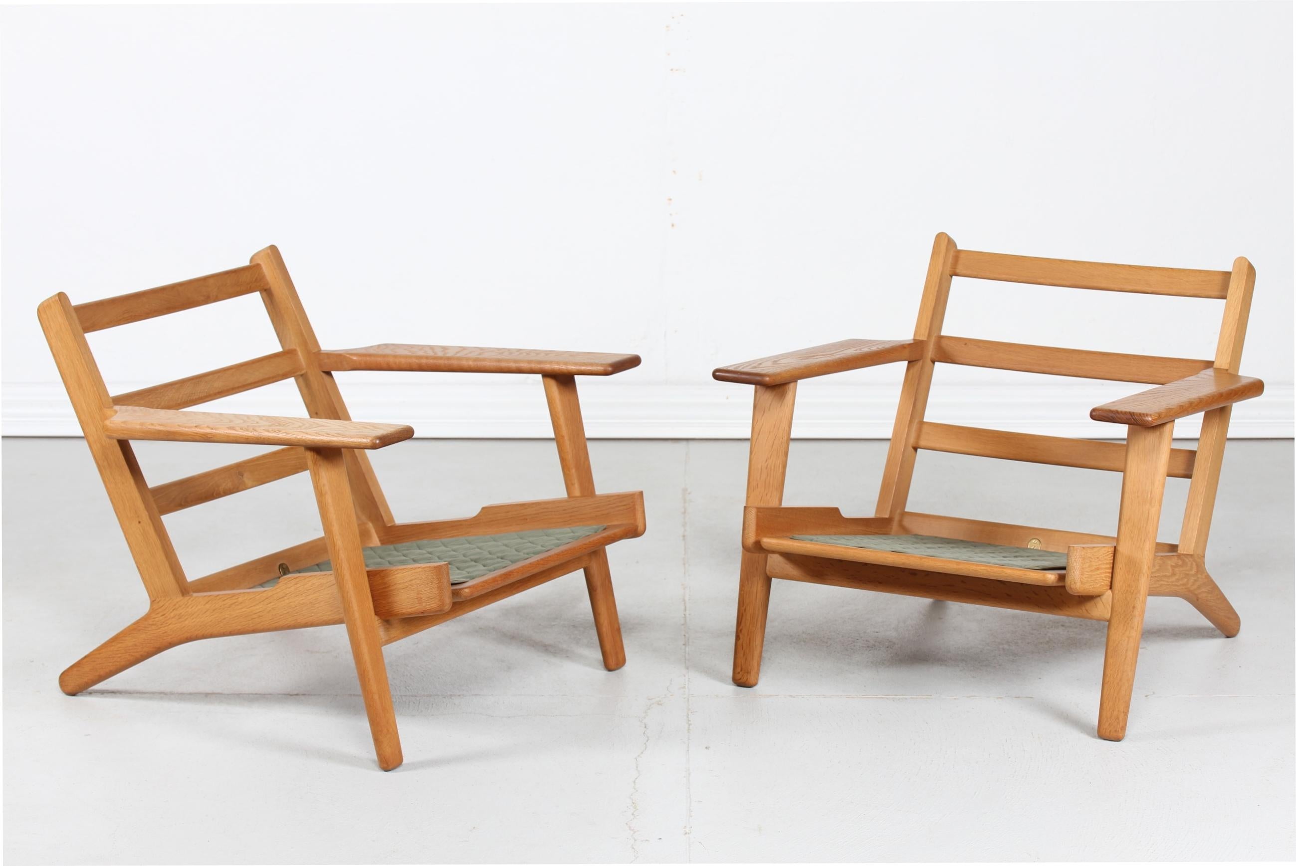 Hans J. Wegner Two Lounge Chairs GE 290 of Oak and Green Wool by GETAMA, 1970s 1