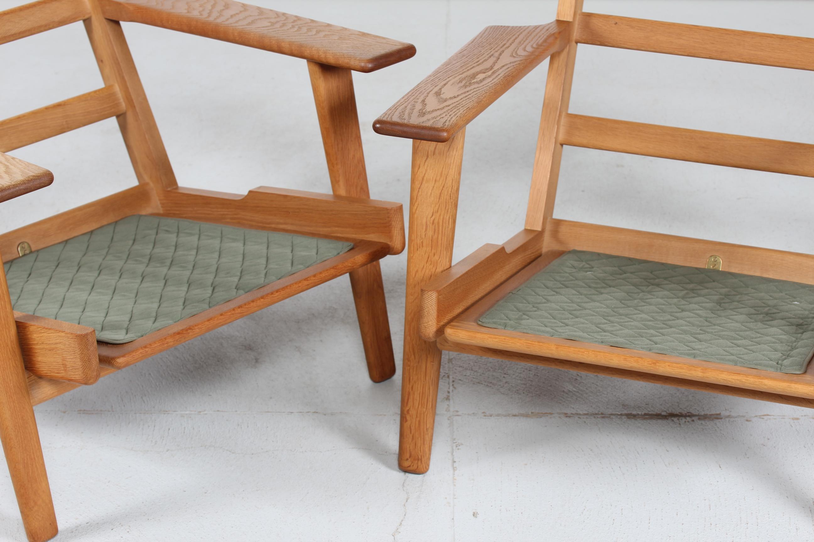 Hans J. Wegner Two Lounge Chairs GE 290 of Oak and Green Wool by GETAMA, 1970s 2