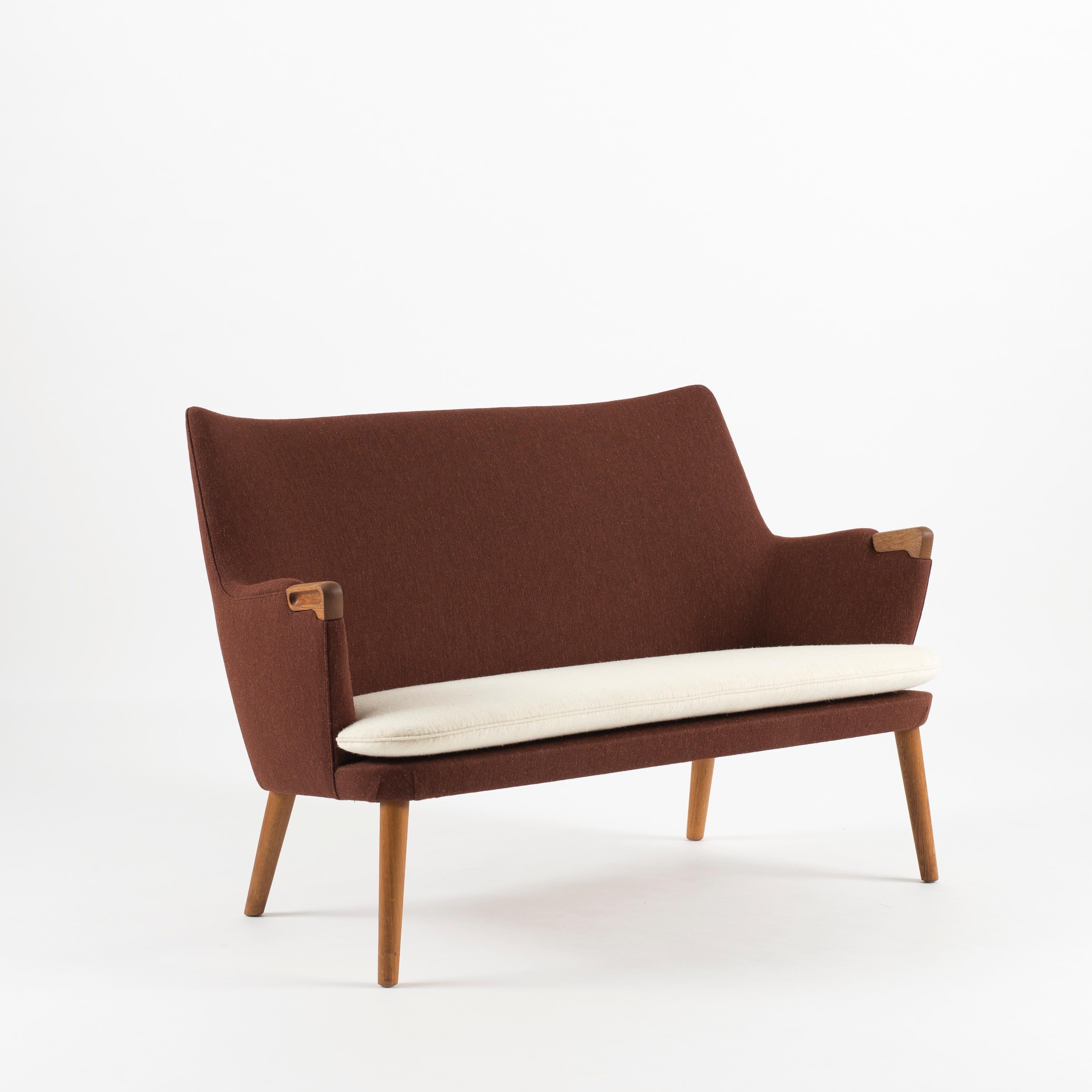 Zweisitziges Sofa aus Eiche und Stoff von Hans J. Wegner für AP Stolen (Dänisch) im Angebot