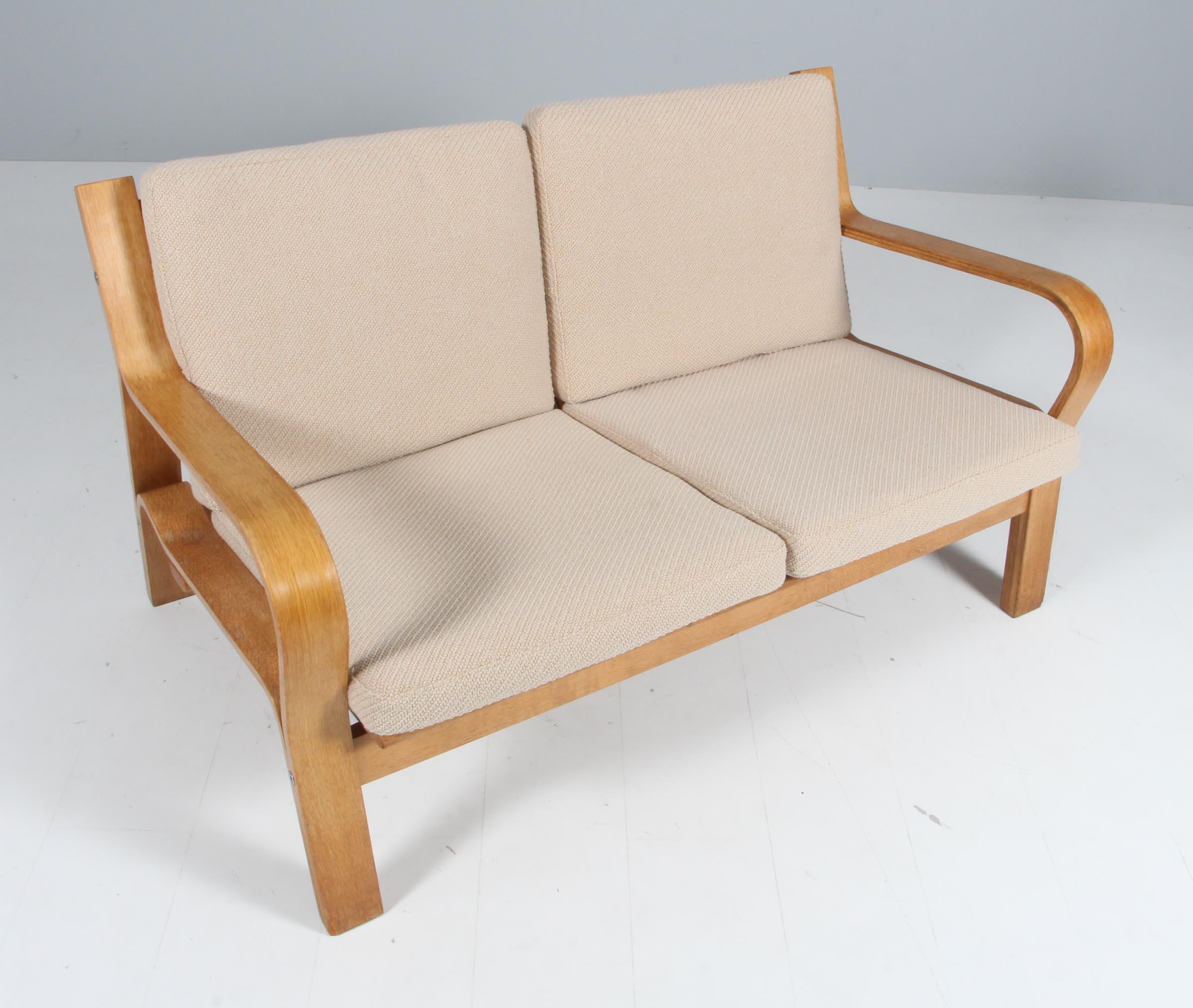 Hans J. Wegner two seat sofa made bended oak veener. Cotton cord in back

New upholstered with Coda 2 fabric for kvadrat

Model 671, made by GETAMA.

 
