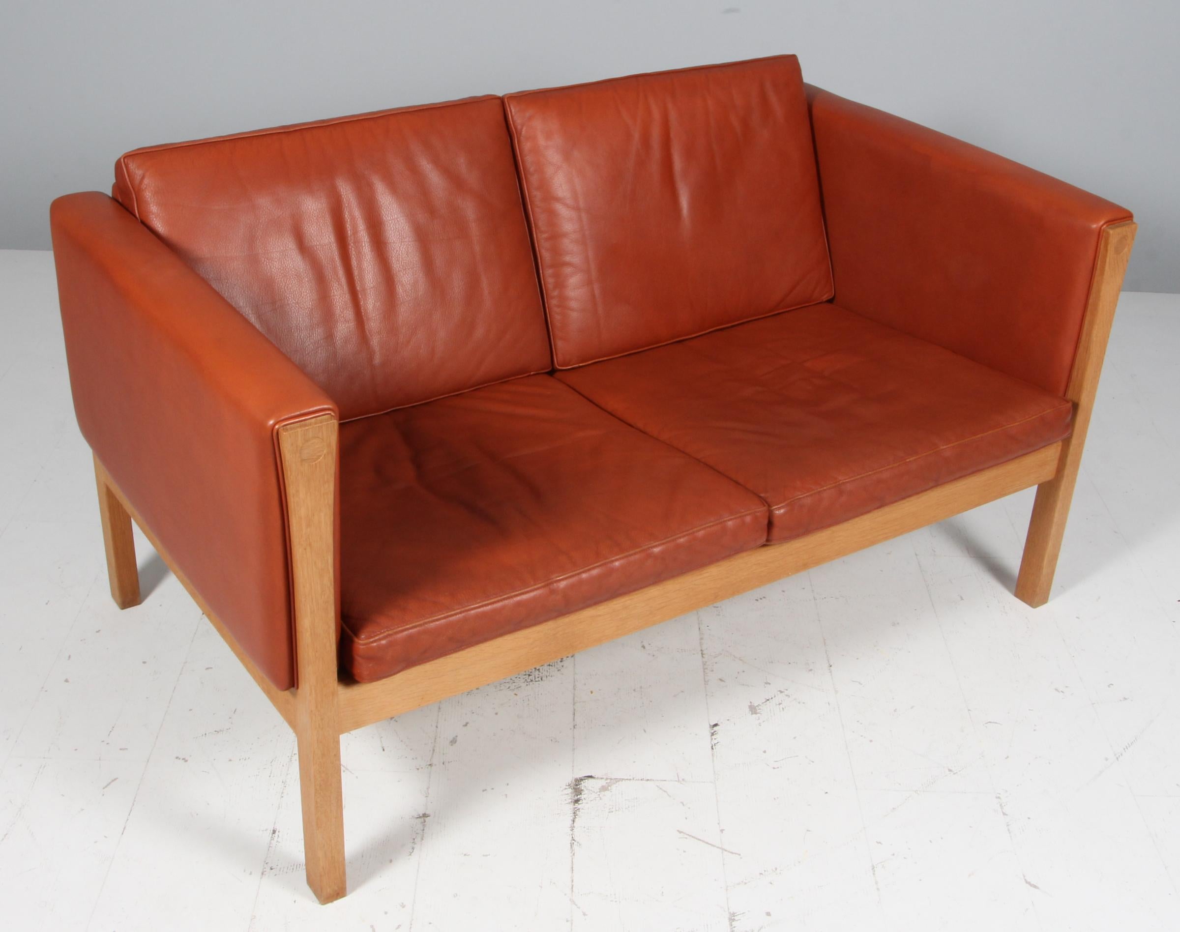 Scandinave moderne Canapé deux places Hans J. Wegner, Model No. AP62/2, cuir et Oak, Danemark, années 1960 en vente