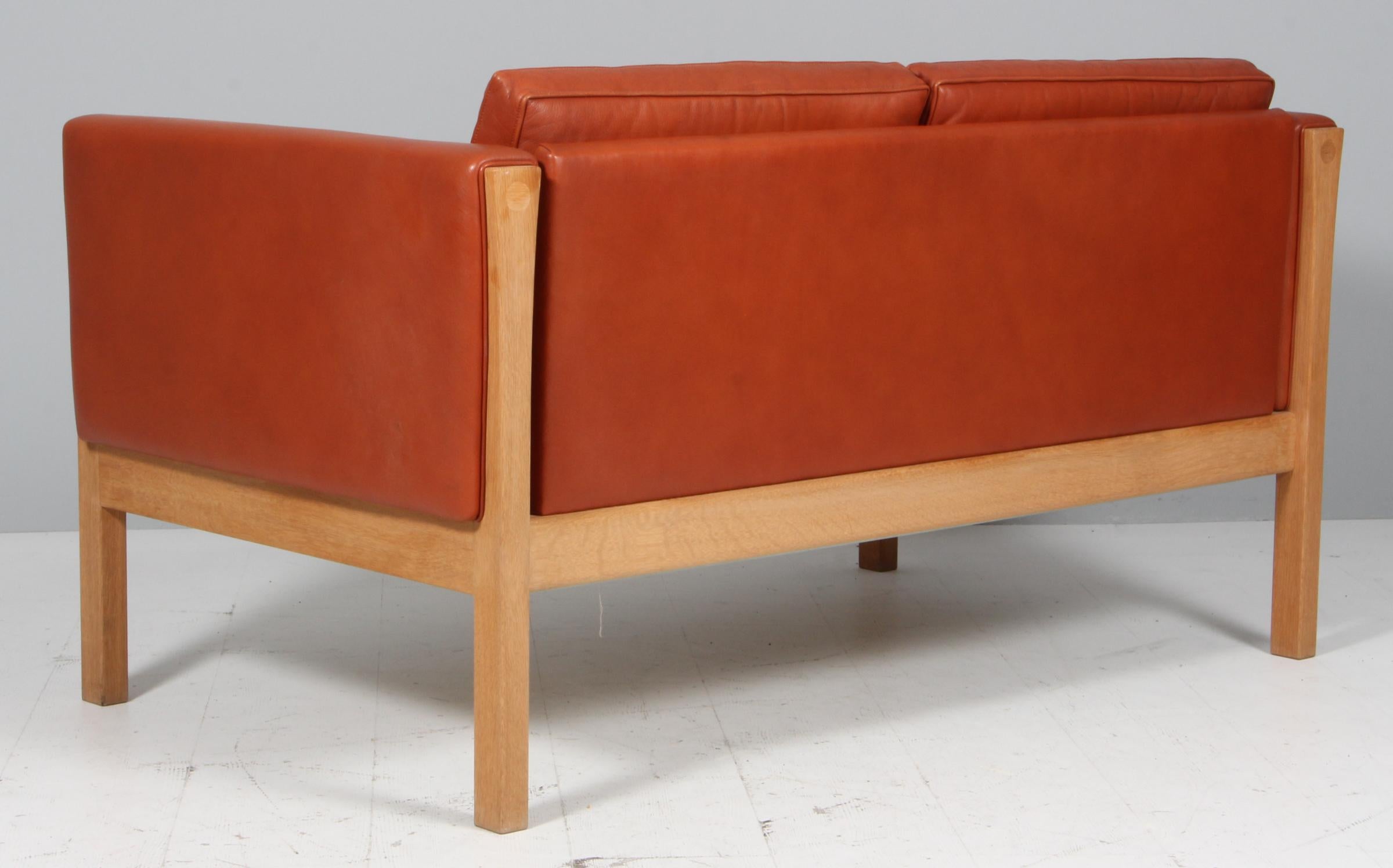 Cuir Canapé deux places Hans J. Wegner, Model No. AP62/2, cuir et Oak, Danemark, années 1960 en vente