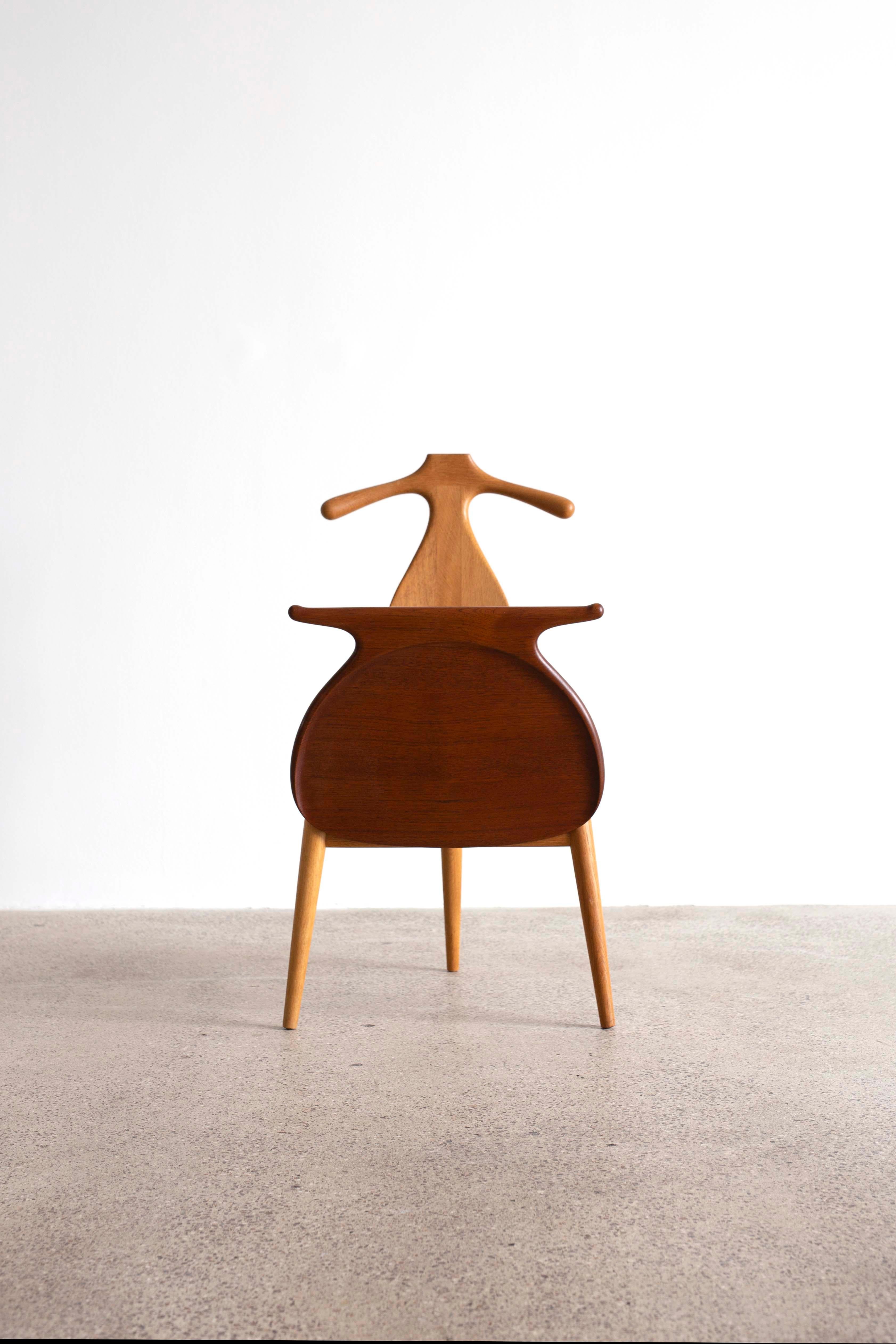 Hans J. Wegner 'Valet chair' with frame of patinated oak and seat of teak with storage space underneath. 

Designed by Hans J. Wegner 1953, executed by cabinetmaker Johannes Hansen, Denmark model JH-540. Burn-marked by maker. 

Excellent condition.