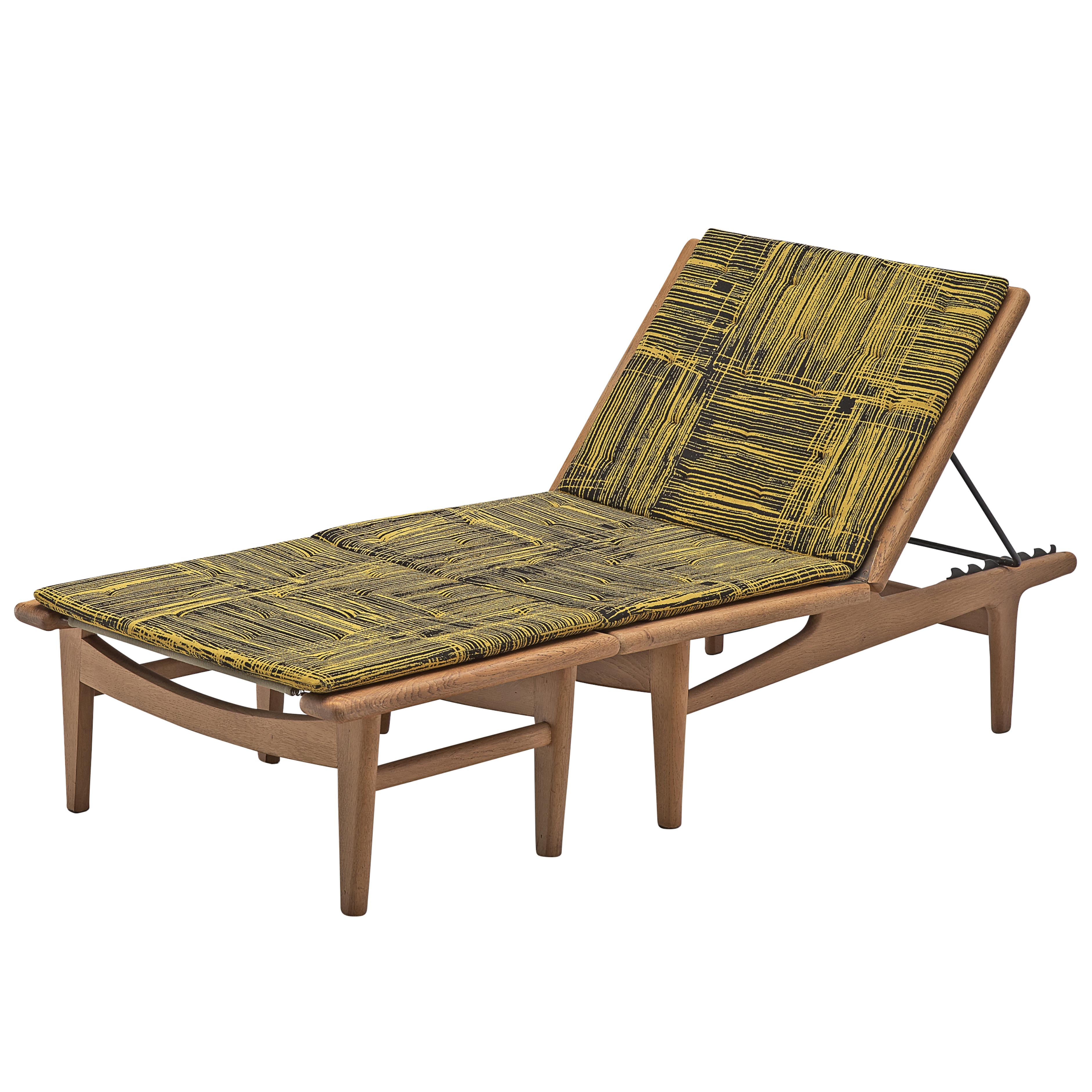 Hans J. Wegner for GETAMA, chaise lounge with ottoman model GE01, oak, metal, fabric, Denmark, design 1954

This chaise lounge consists out of two sections. An adjustable lounge chair and an ottoman which can be combined together into a daybed.