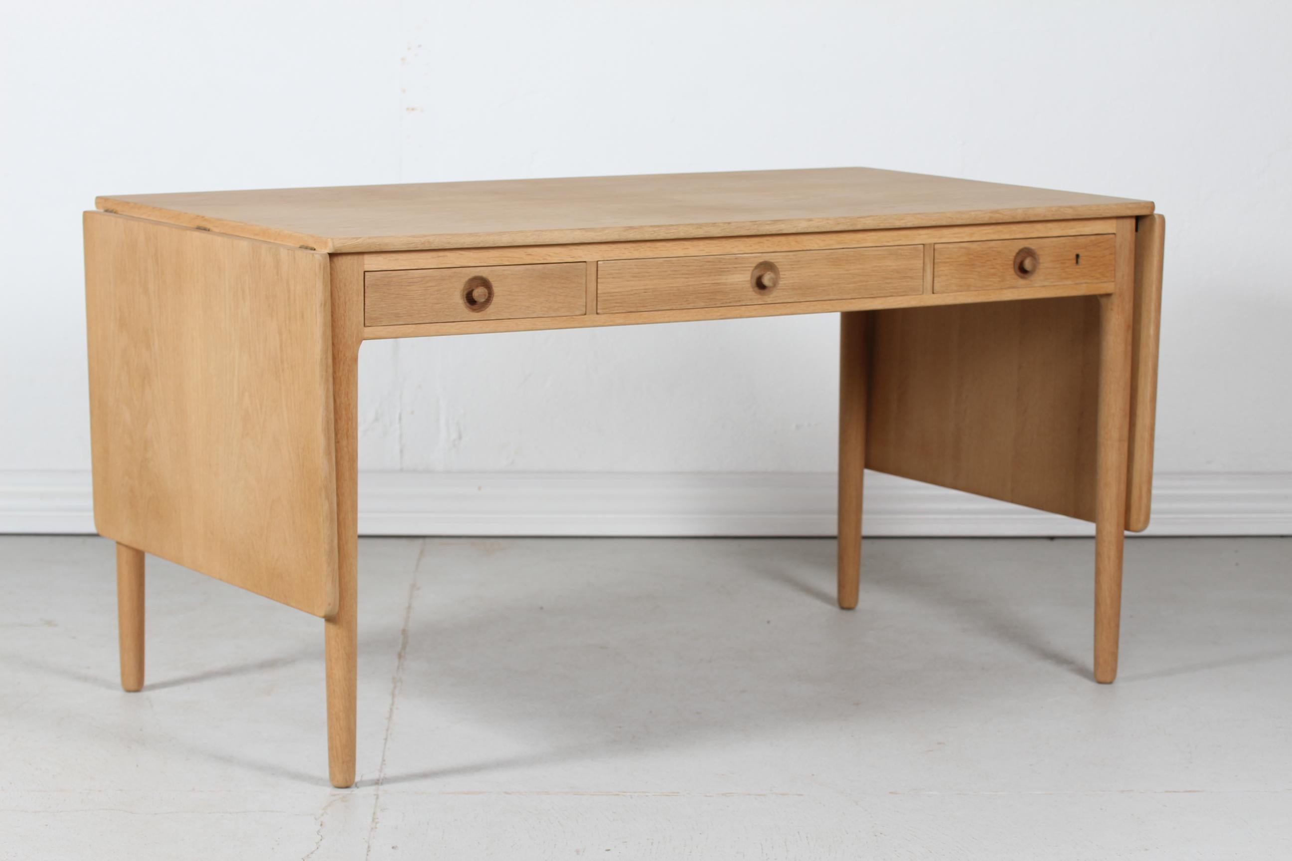 Writing desk model AT 305 by the Danish architect Hans J. Wegner and manufactured by Andreas Tuck in the 1960´s in Denmark.
The frame is made of solid oak and the tabletop of oak veneer all with soap treatment.
The desk has two side leaves for