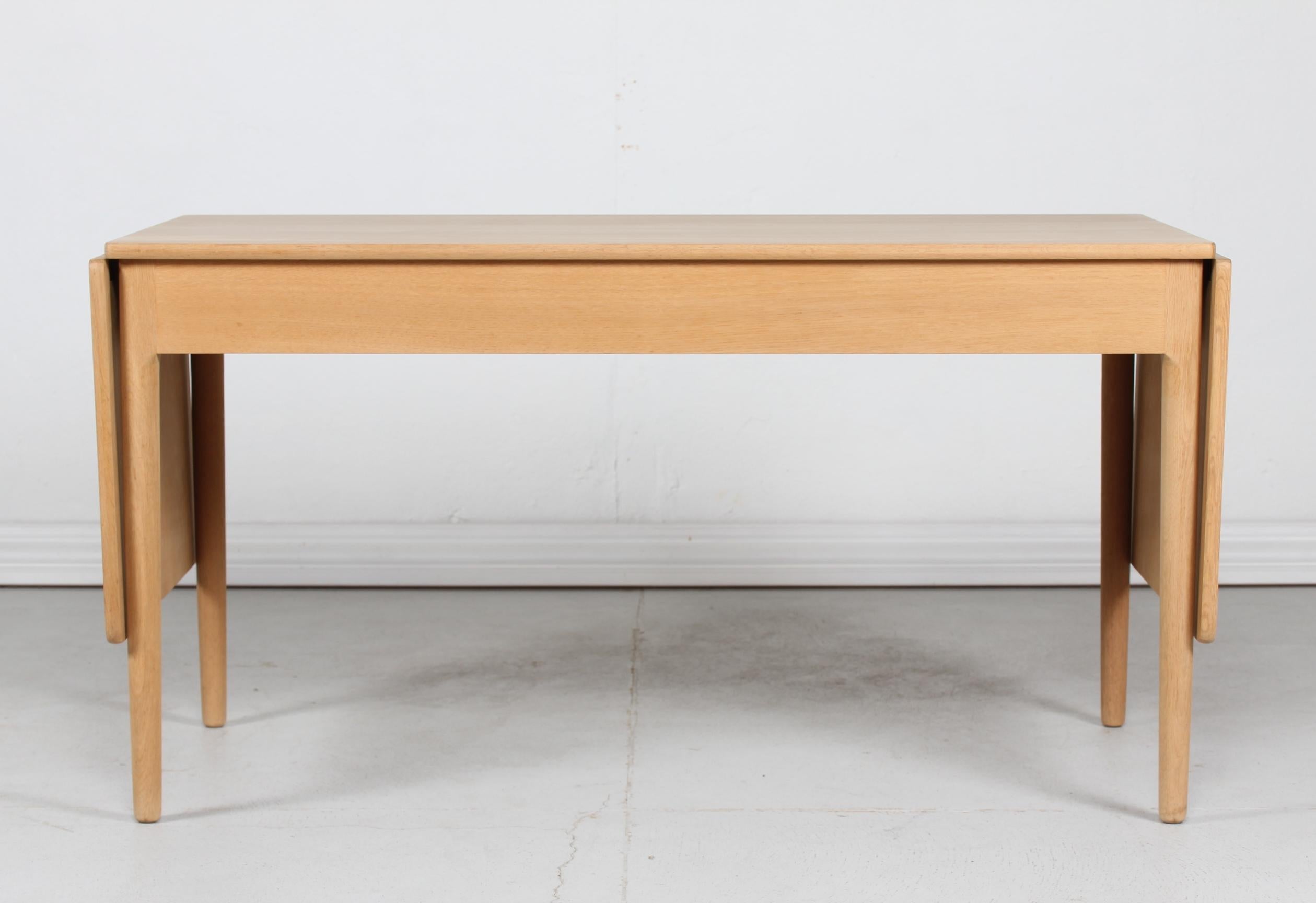 Hans J. Wegner Vintage-Schreibtisch AT 305 aus Eiche, hergestellt von dänischem Andreas Tuck, 1960er Jahre (Dänisch)