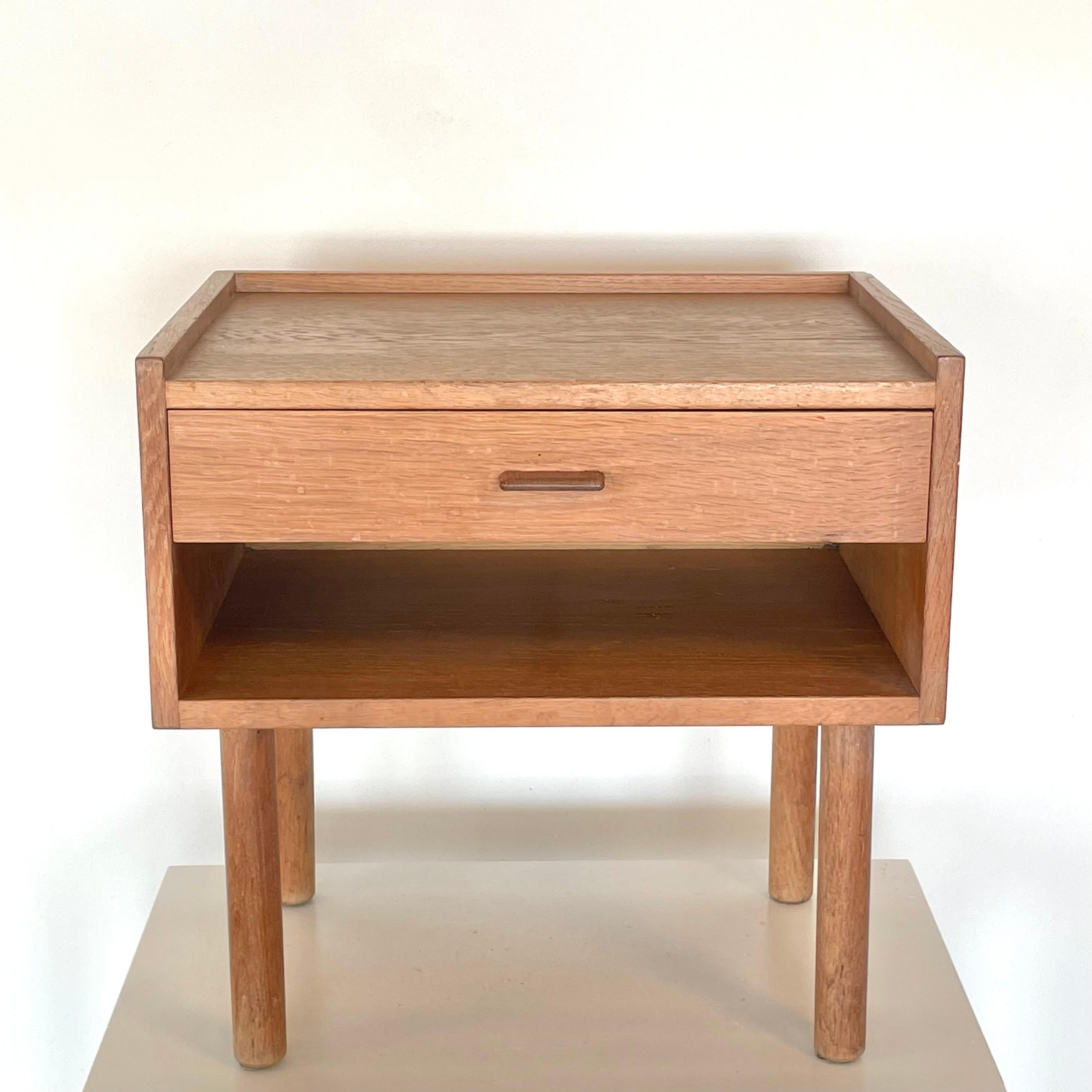 Hans J. Wegner iconic design nightstand model 430 in oak wood. 
This is a classic mid century modern piece of design furniture by one of Denmark’s most noteable creators of both beautiful and useful everyday furniture. 
The night stand will
