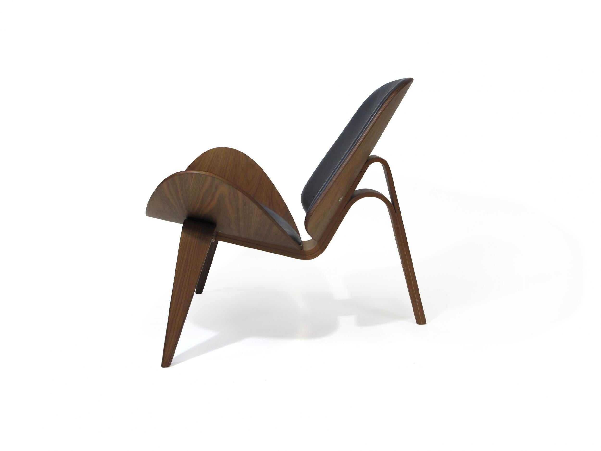 Lacquered Hans J. Wegner Walnut CH 07 Shell Chairs in Black Leather