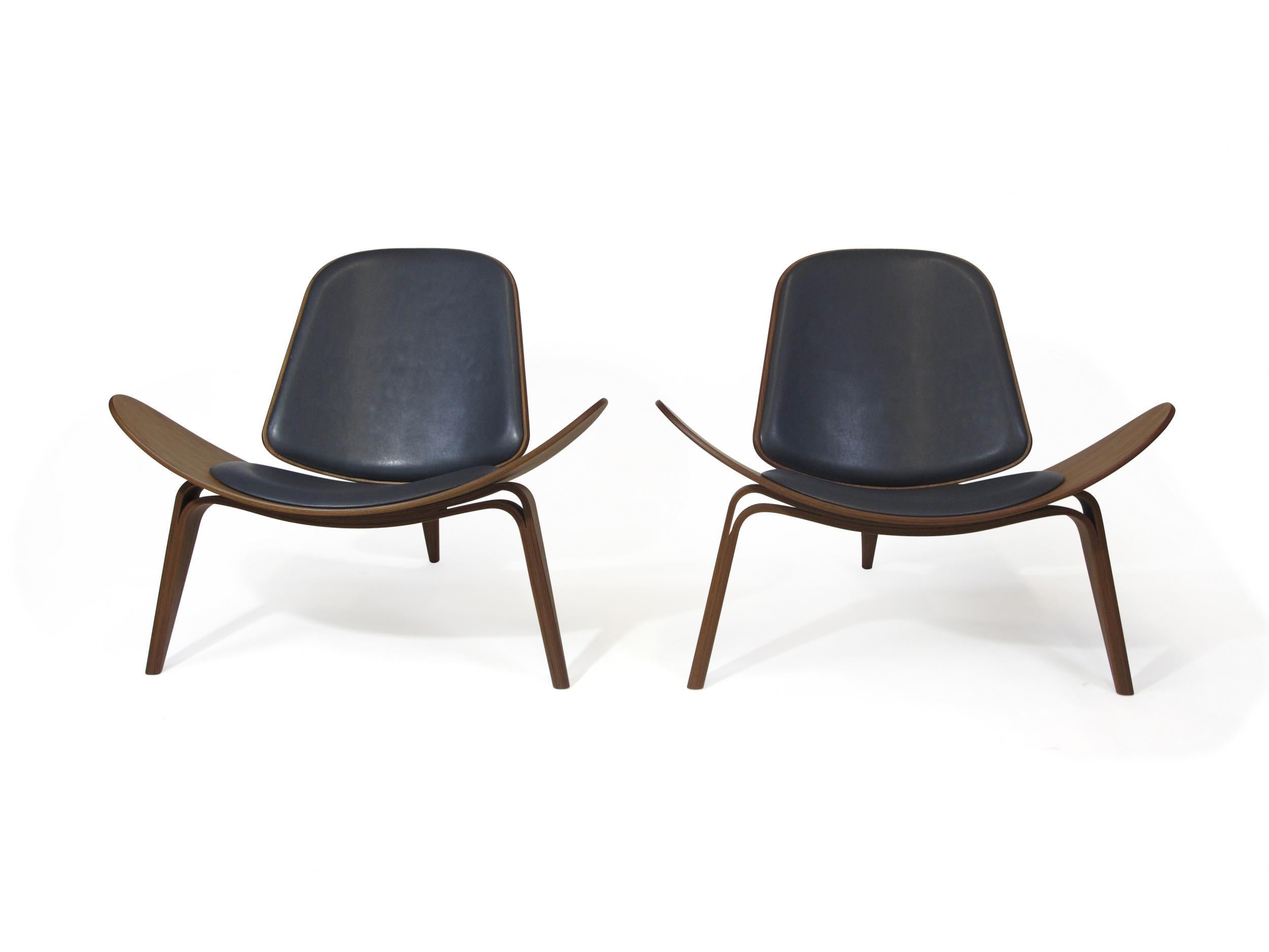 Hans J. Wegner Walnut CH 07 Shell Chairs in Black Leather In Good Condition In Oakland, CA