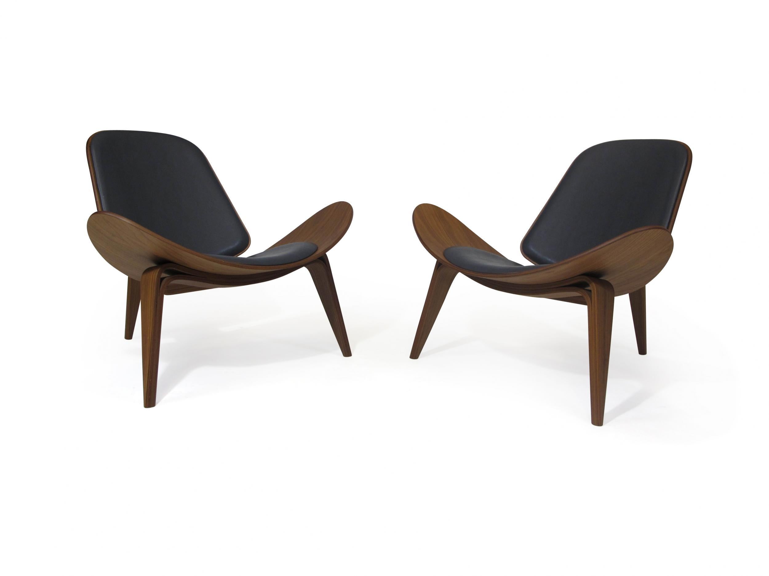 Hans J. Wegner Walnut CH 07 Shell Chairs in Black Leather 2