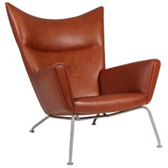 Sedia ad ala Hans J. Wegner in pelle pieno fiore, modello CH445