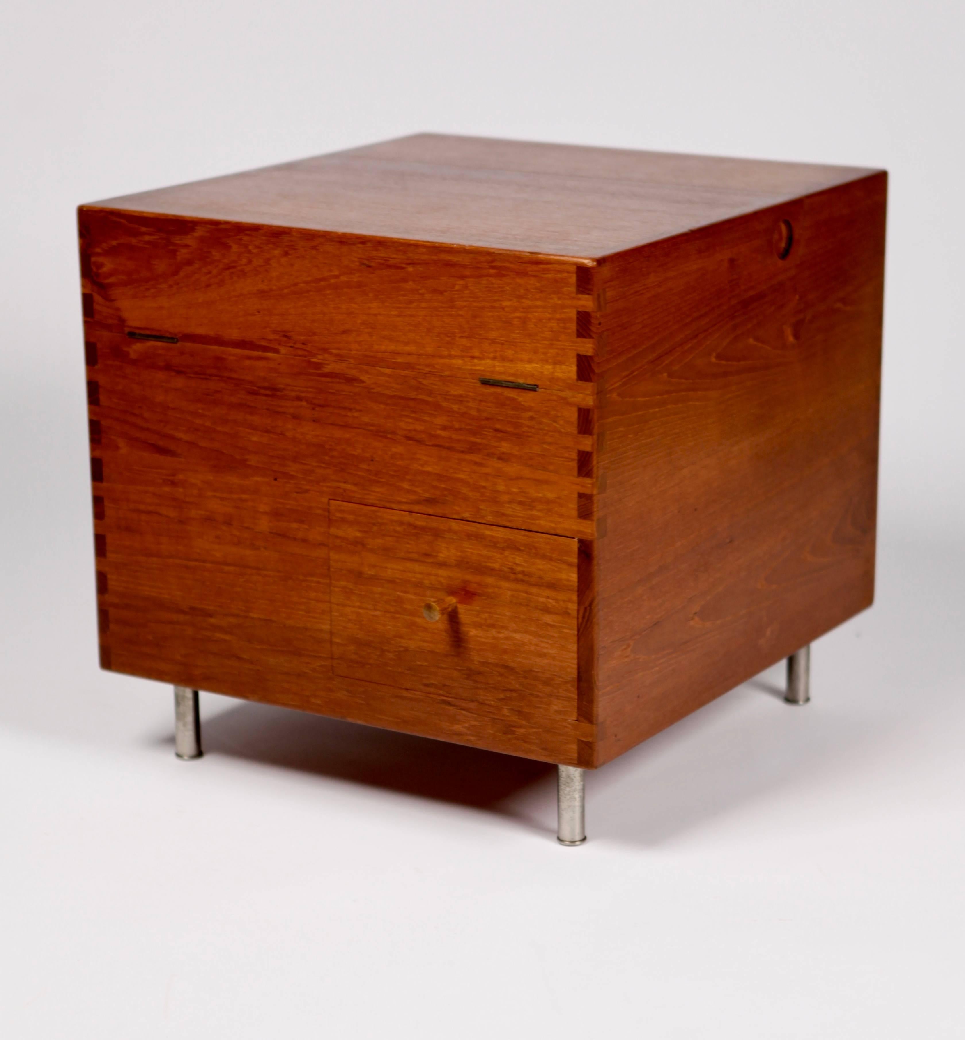 Minibar, model AT34, designed by Hans Wegner in 1959 and manufactured by cabinetmaker Andreas Tuck in Denmark.
Made of teak, original Formica shelf and steel legs, one drawer.
Signed to the underside.
Excellent condition.
This small, cube-shaped