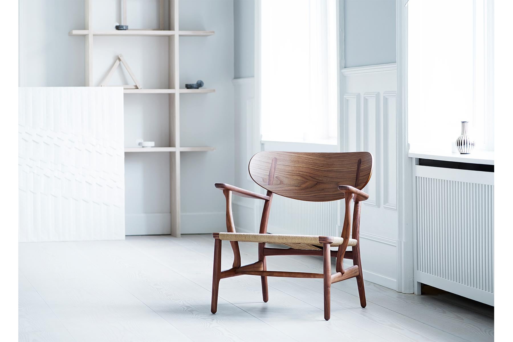 The CH22 lounge chair was one of the first chairs in Hans J. Wegner’s debut collection created exclusively for Carl Hansen & Søn in 1950 – a series that would become iconic for its representation of the modern Danish design philosophy.
 