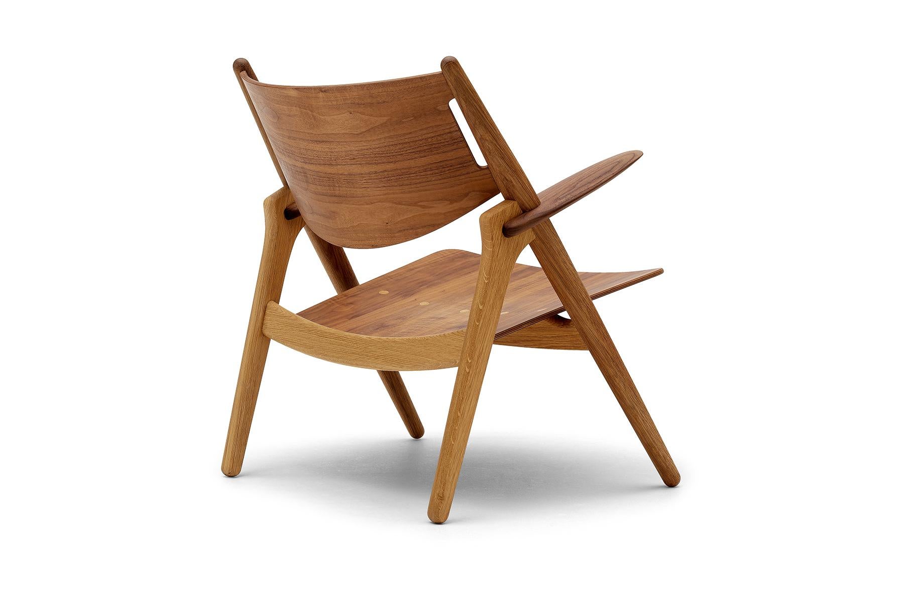 Hans J. Wegner’s CH28P lounge chair, designed in 1951, includes many of the master’s characteristic design features. The chair, which was put into production the following year, is not only functional, but also very comfortable.
 
