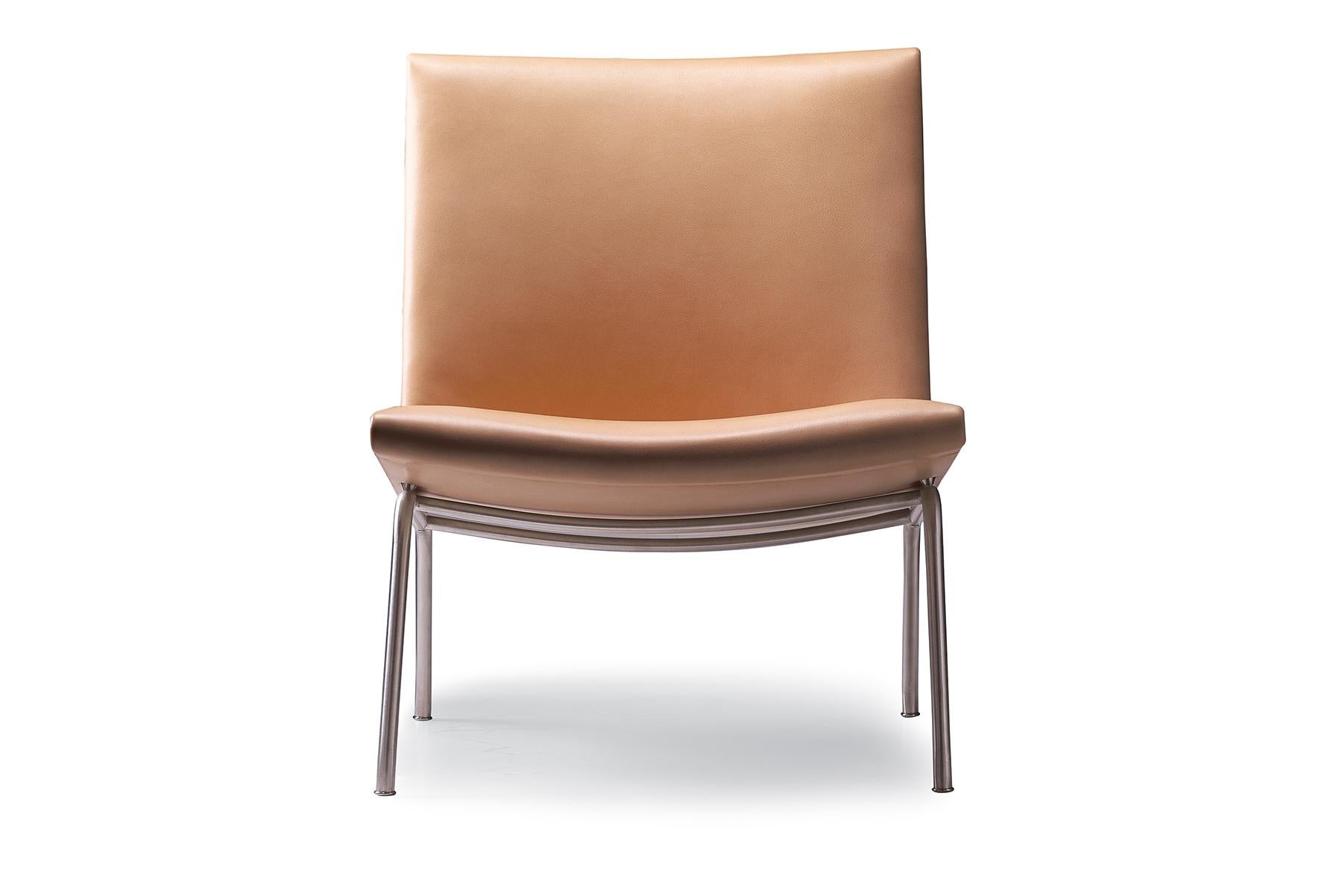 Hans J. Wegner chose to use stainless steel in a durable and modern design, upholstered in either leather or fabric, for his CH401 lounge chair. The chair is part of the Kastrup Series that Wegner perfected for private and public spaces. Among