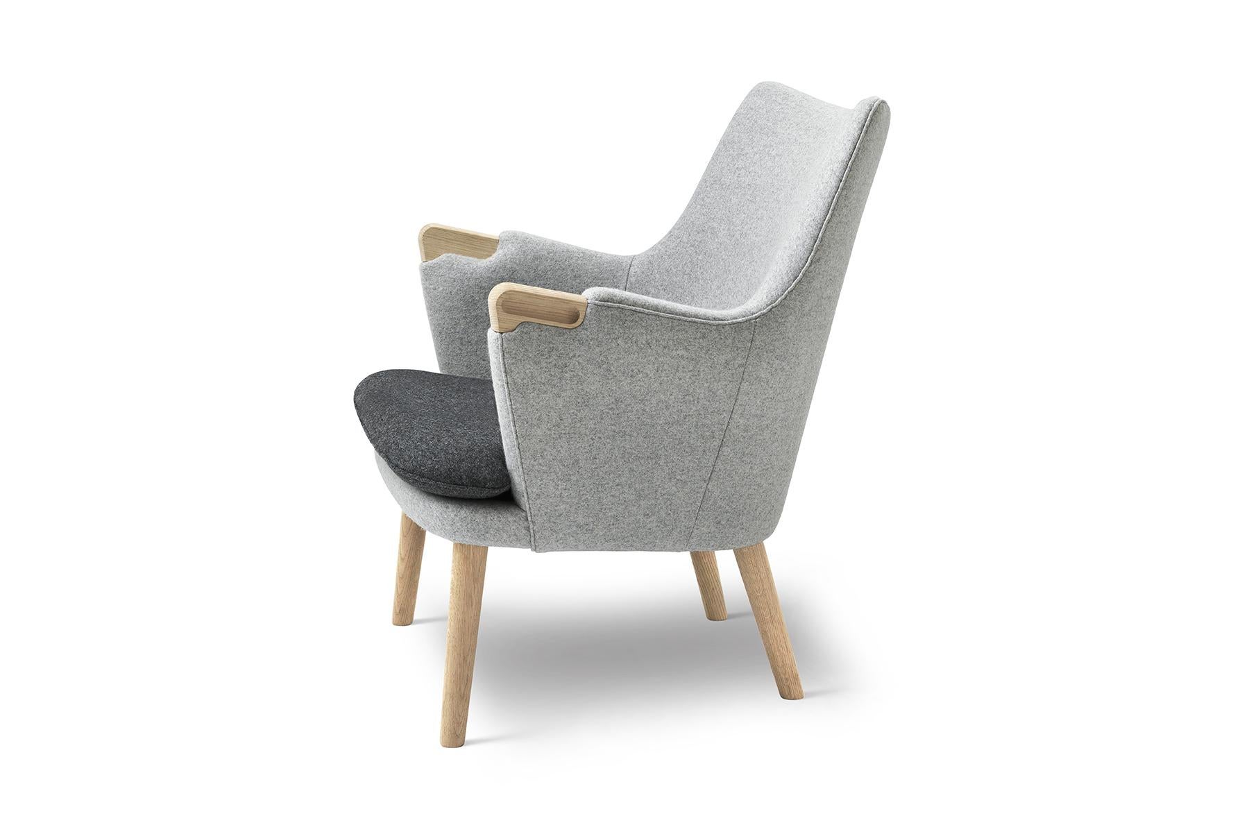 Created in 1952 by pioneering Danish designer Hans J. Wegner, the masterfully designed CH71 lounge chair is perfectly proportioned to be both elegantly compact and supremely comfortable.
  