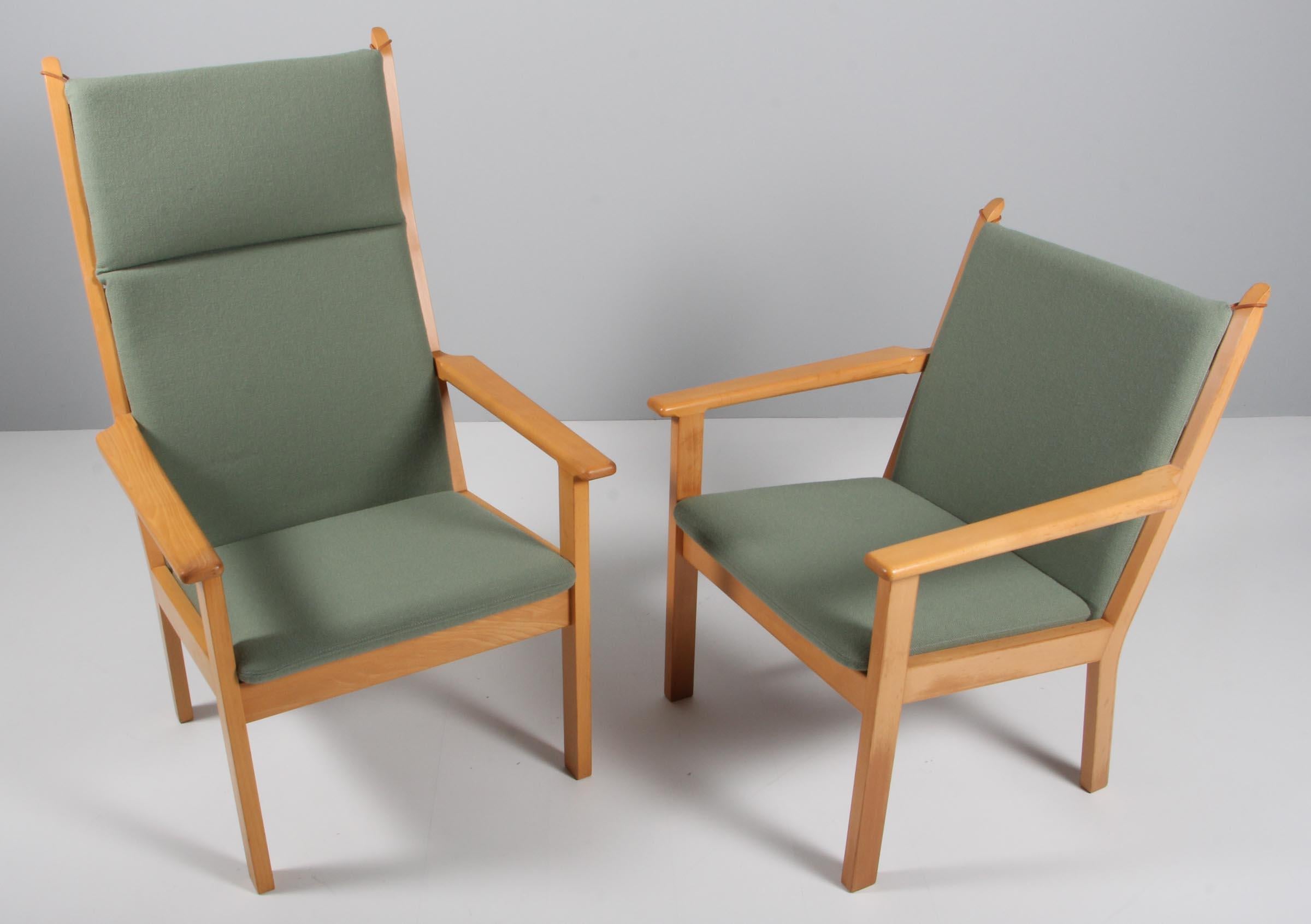 Hans J. Wegner pair of armchairs, one highback and one lowback. Original upholstered with light green Hallingdal wool from Kvadrat.

Frame of solid beech. 

Made by Getama, model GE284.

Height 115/87/44.